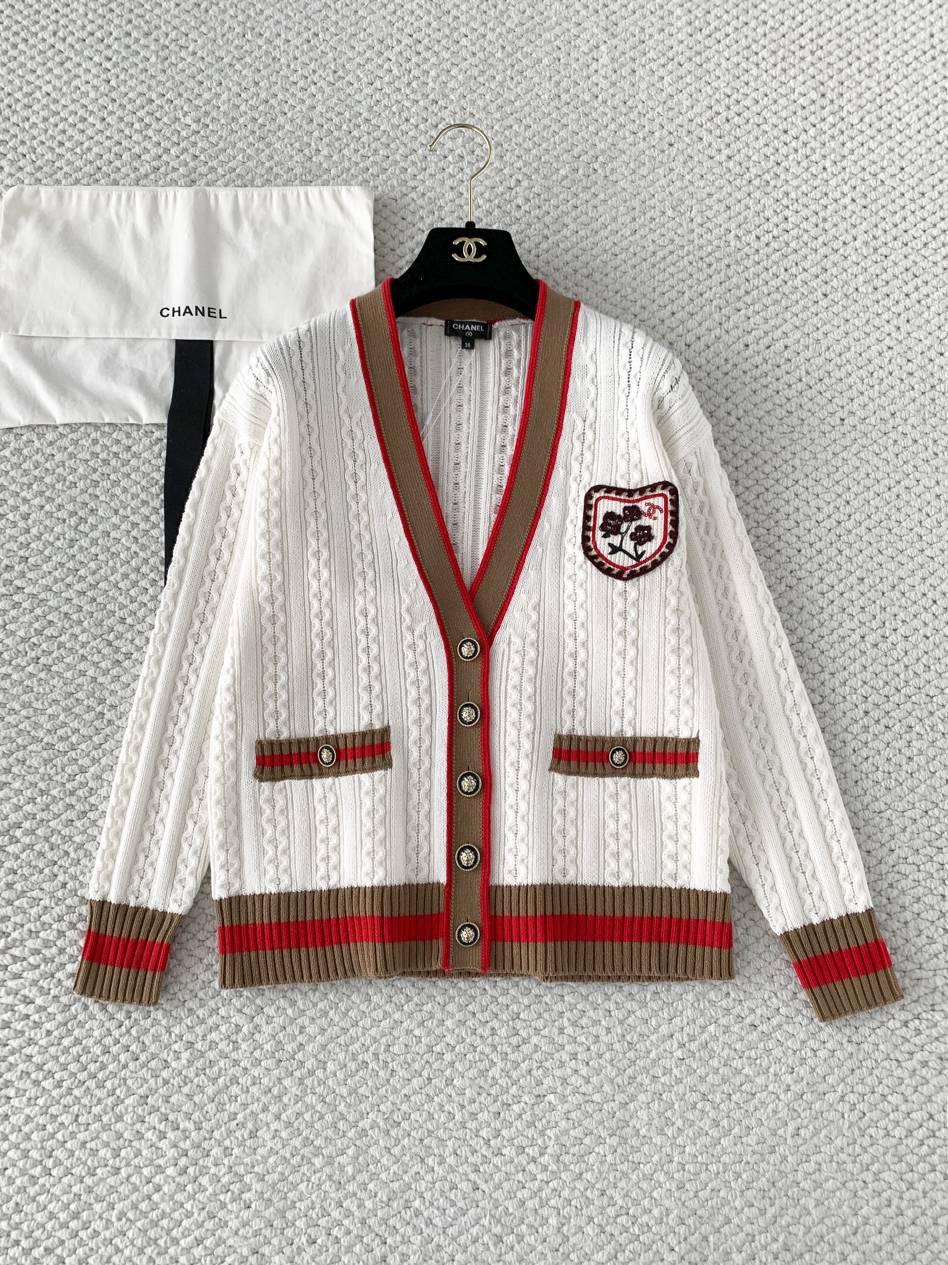Кардиган женский в стиле Chanel белого цвета с контрастной отделкой