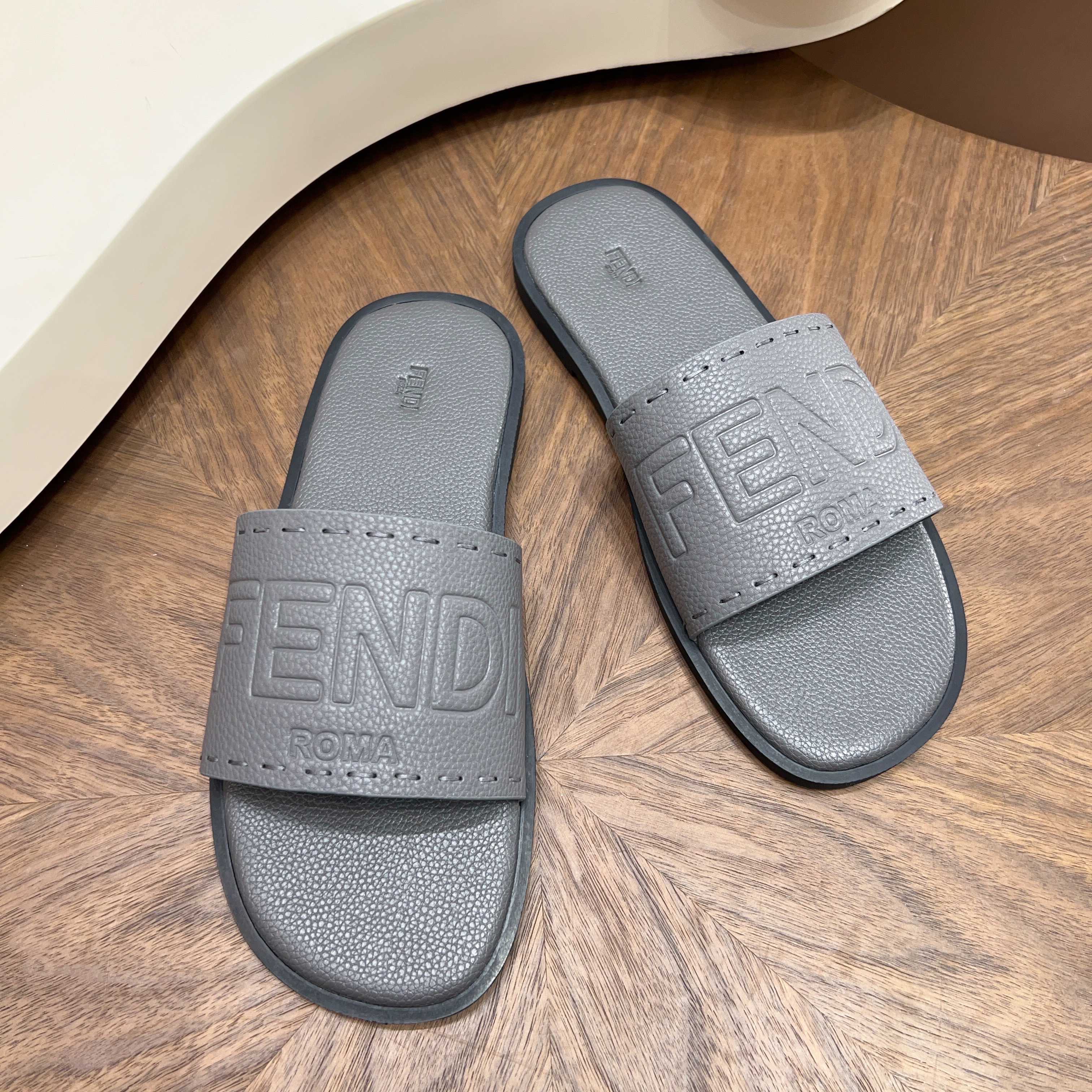 Сандалии мужские в стиле Fendi серого цвета