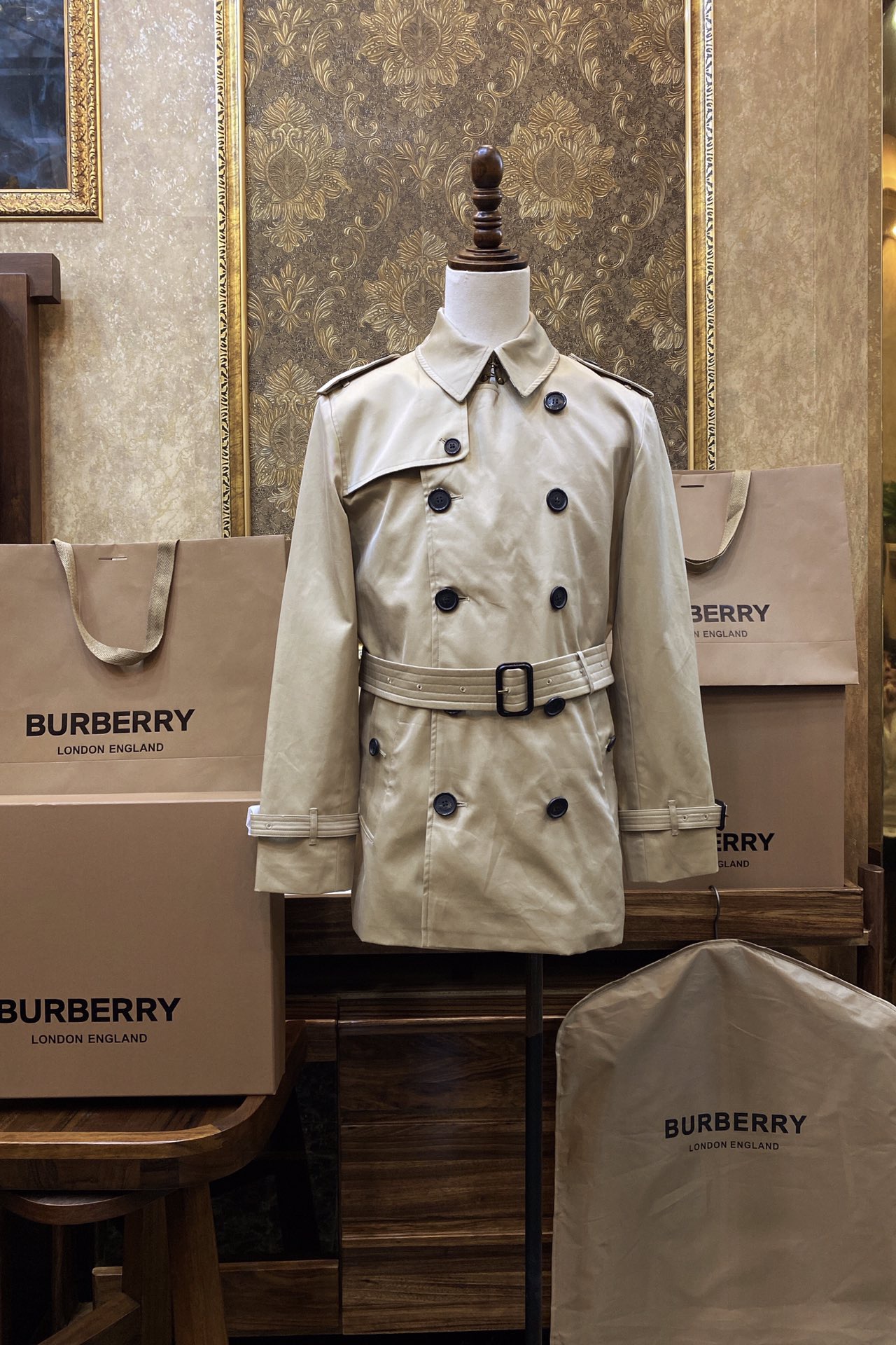 Тренч мужской в стиле Burberry укороченный бежевого цвета