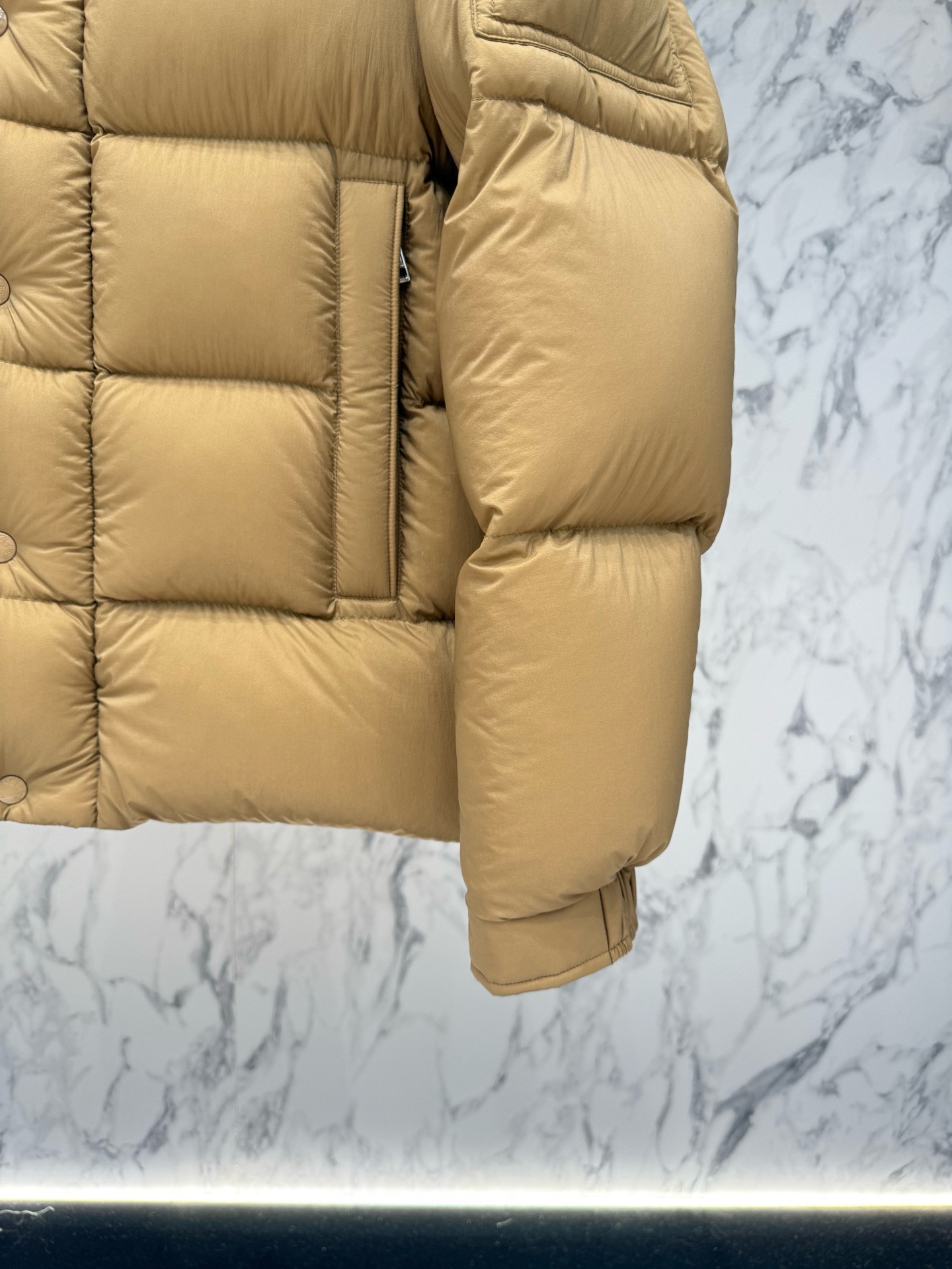Пуховик мужской Moncler Maya песочно-бежевого цвета с натуральным пухом
