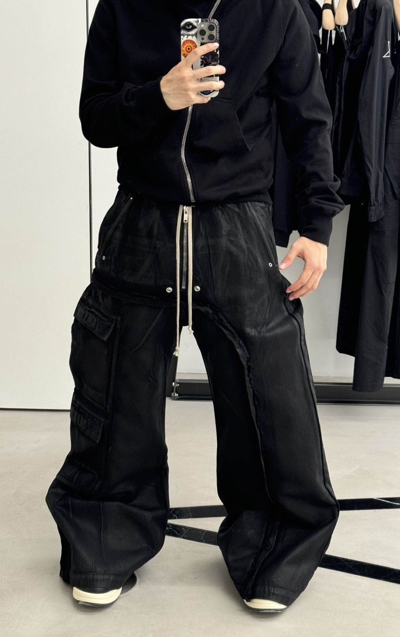 Брюки унисекс в стиле Rick Owens DRKSHDW Hollywood Imbalanced Double Cargo Jumbo Belas тёмно-графитового цвета 