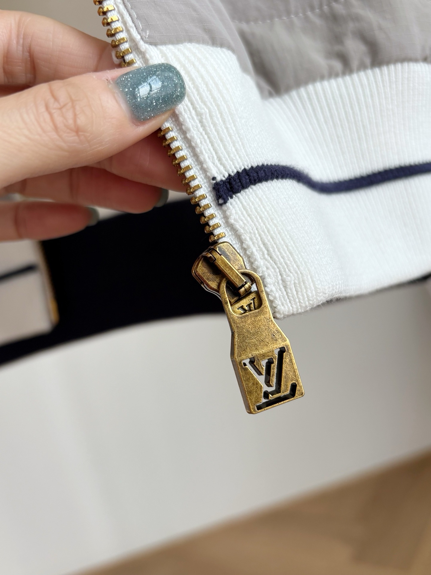 Куртка мужская Valentino молочного цвета с нейлоновой отделкой