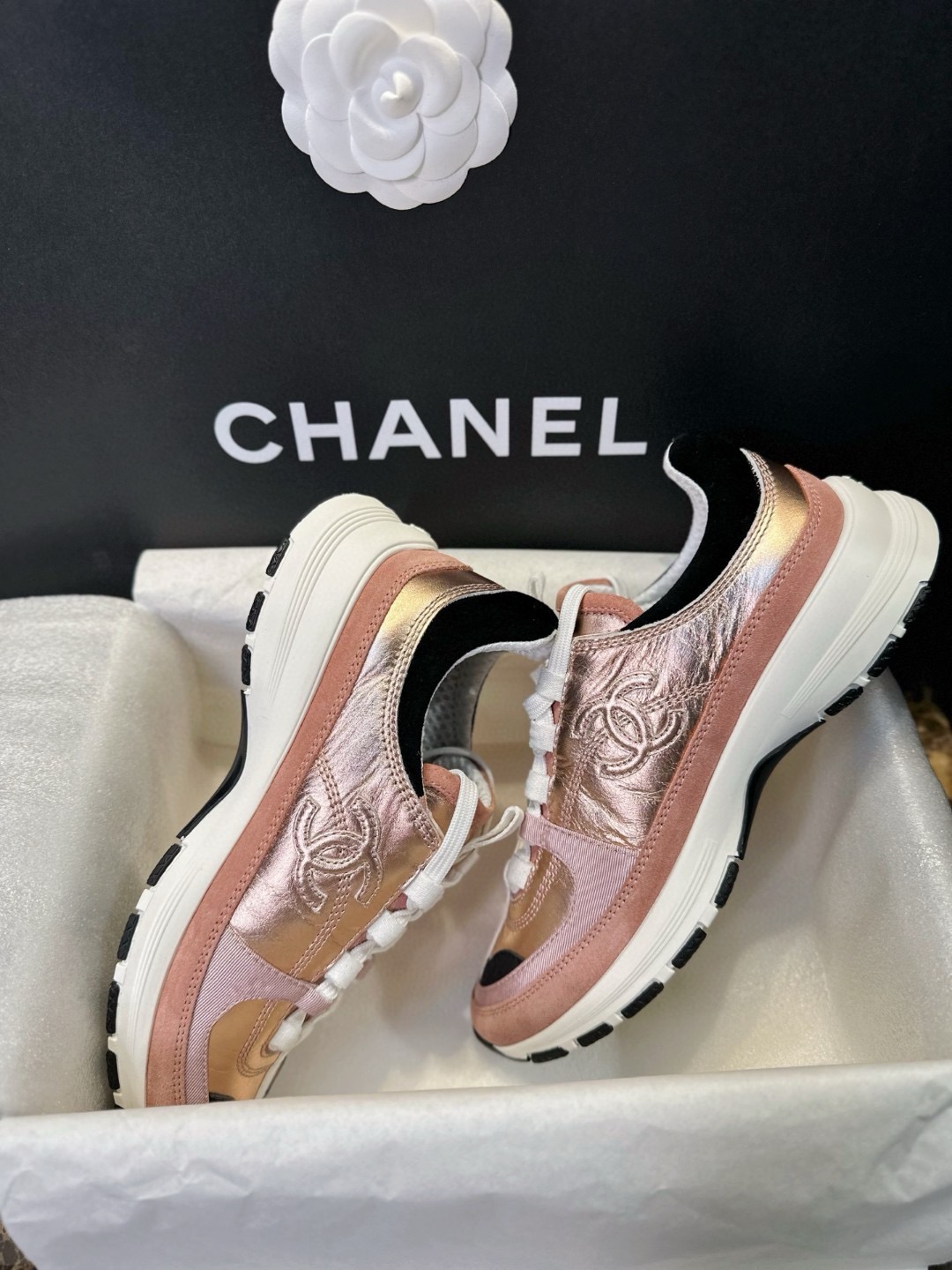 Кроссовки женские в стиле Chanel розово-золотого цвета