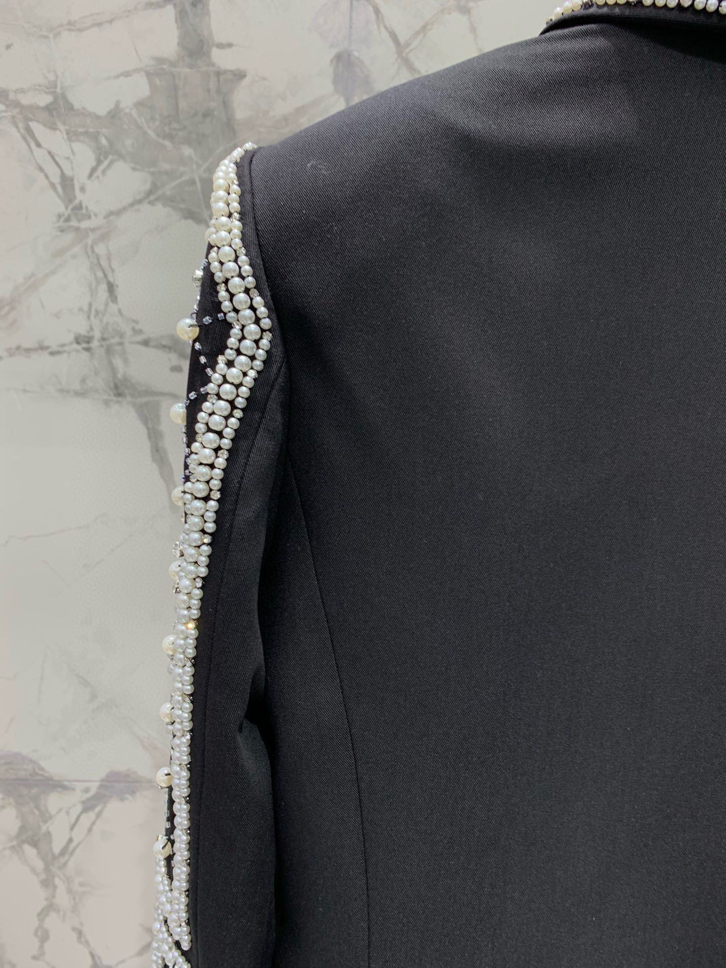 Жакет женский в стиле Balmain из плотной костюмной ткани чёрного цвета с ручной жемчужной вышивкой