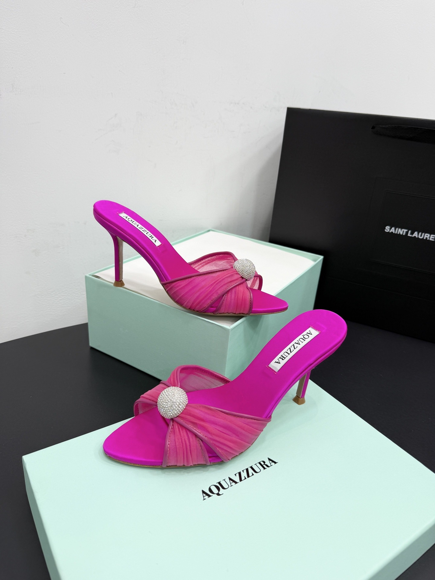 Мюли женские Aquazzura из натурального шёлка ярко-розового цвета