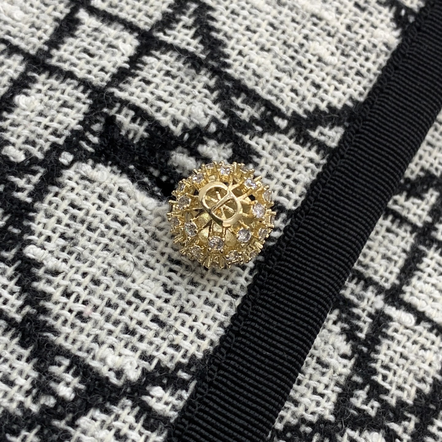 Жакет женский в стиле Christian Dior укороченный с логотипным узором и контрастной отделкой