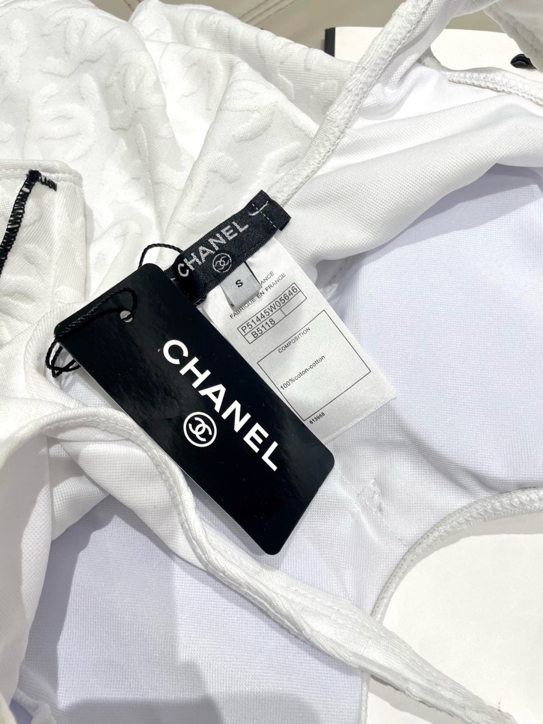 Купальник слитный женский в стиле Chanel белого цвета с оборками и завязками