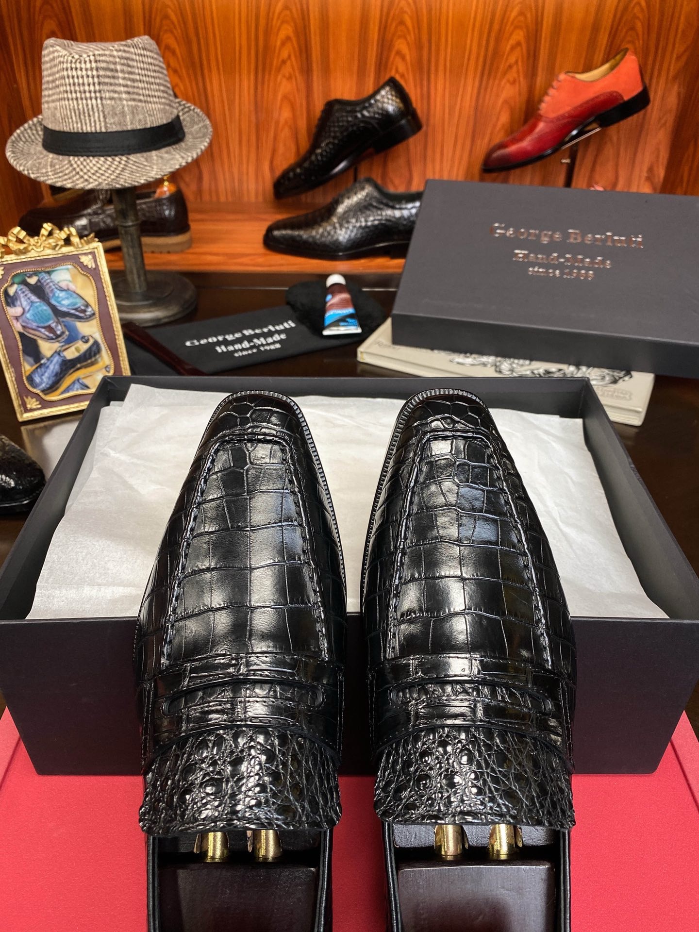 Лоферы мужские в стиле Berluti из цельной кожи крокодила черного цвета