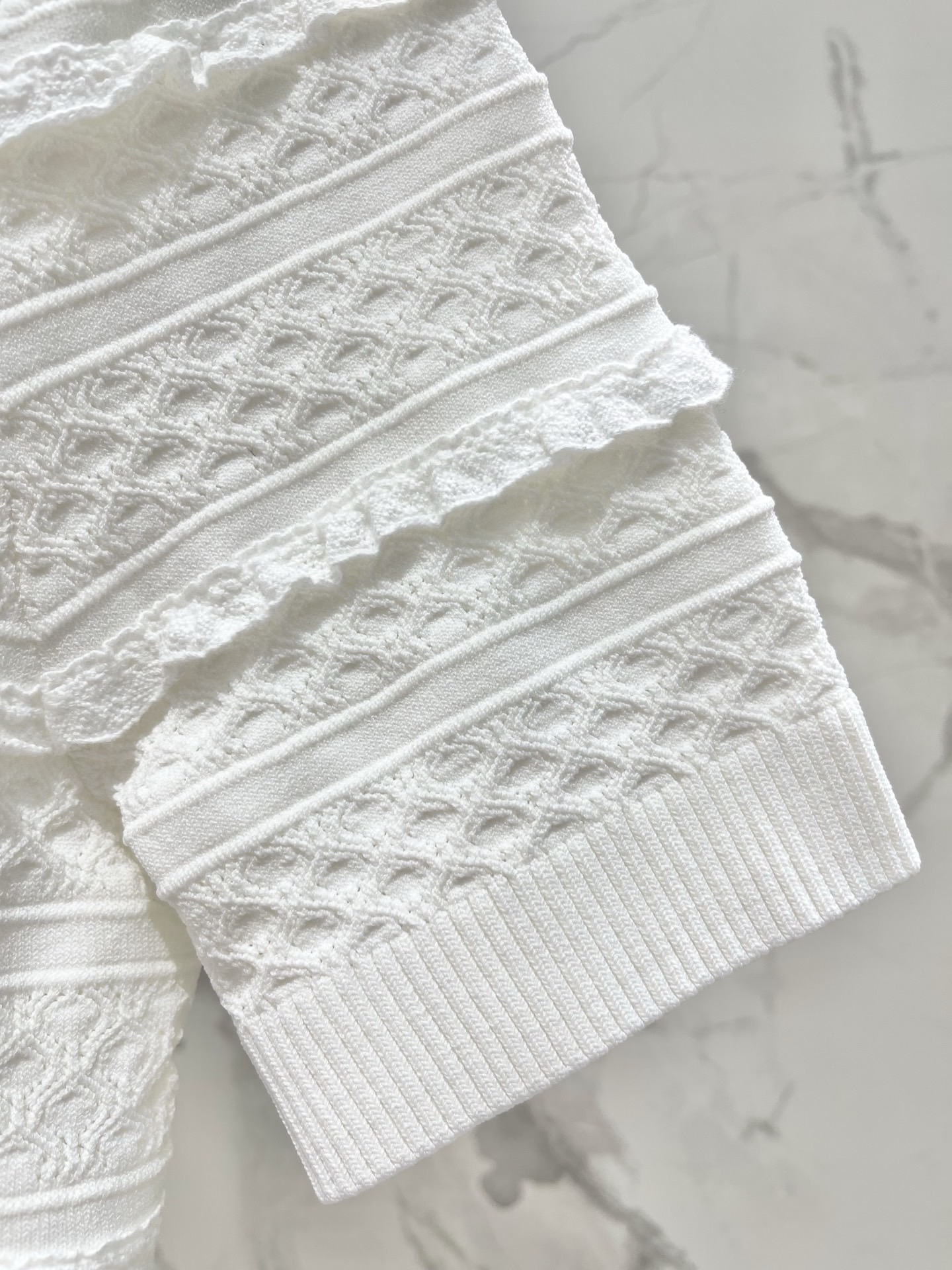 Костюм женский в стиле Self-Portrait вязаный белого цвета: топ и юбка с декором