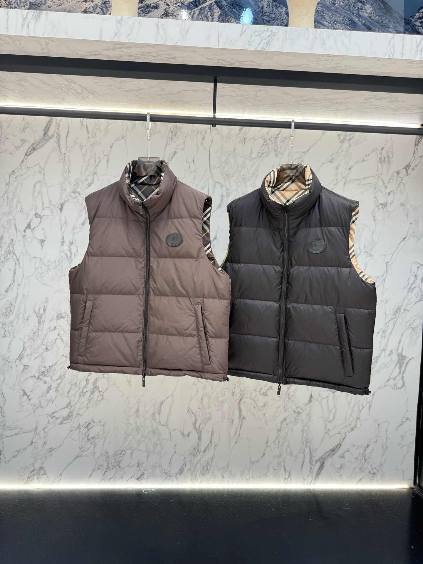 Жилет пуховый мужской Burberry Reversible Check Puffer Gilet двусторонний тёмно-коричневого цвета с фирменной клеткой