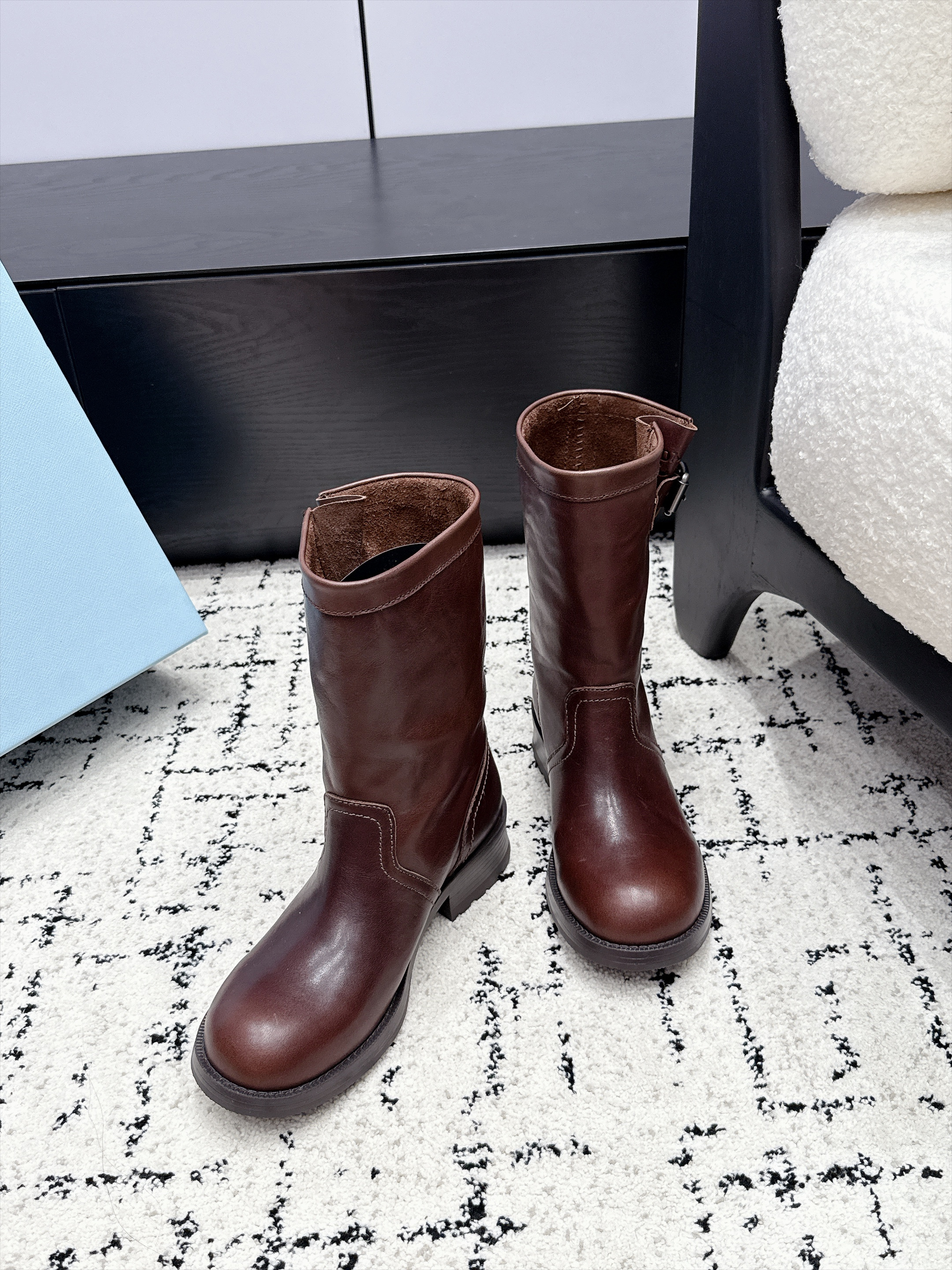 Сапоги женские Prada Leather Mid-Calf Boots тёмно-коричневого цвета