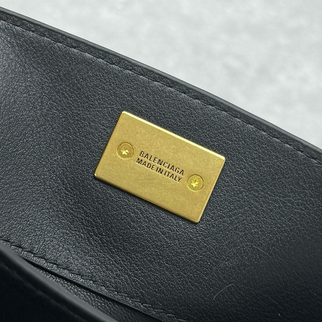 Сумка женская Balenciaga Rodeo Mini чёрного цвета с золотистой фурнитурой