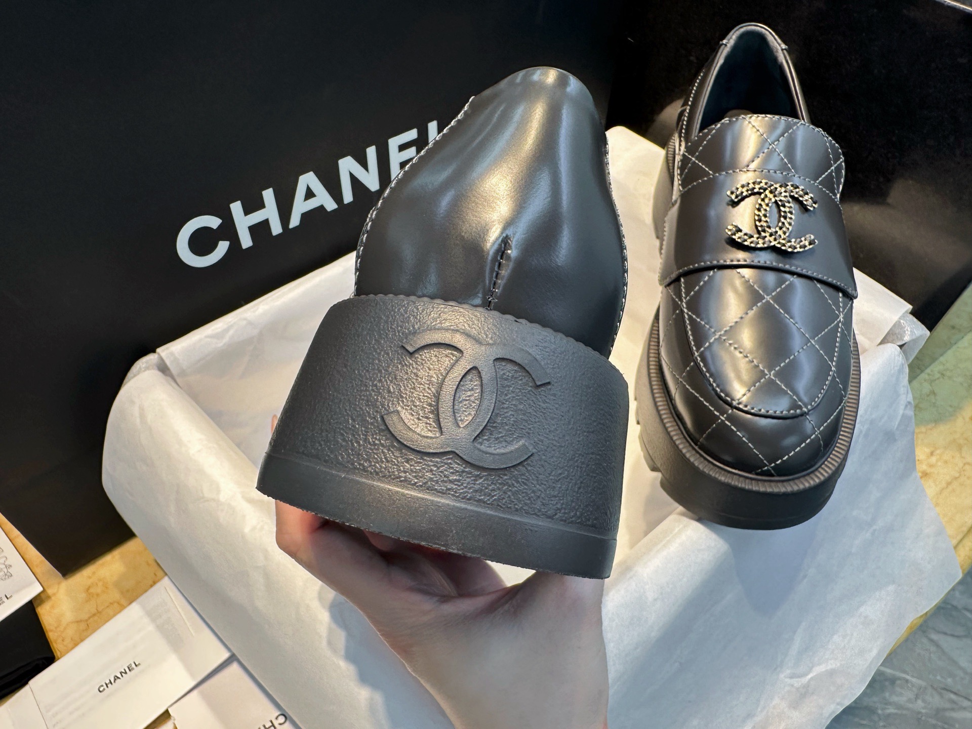 Лоферы женские в стиле Chanel 24B из натуральной кожи серого цвета