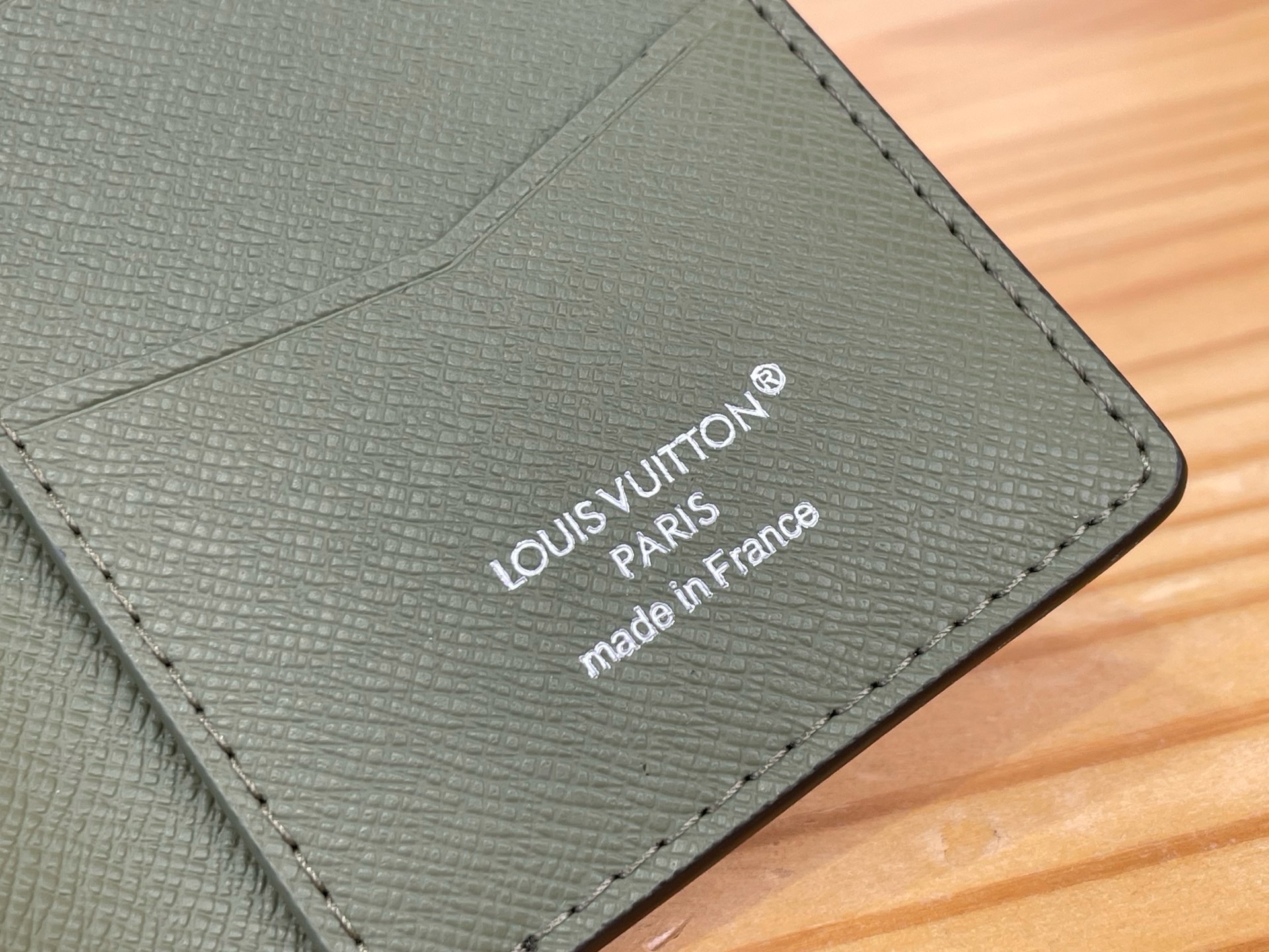Кошелёк Louis Vuitton чёрно-зелёного цвета