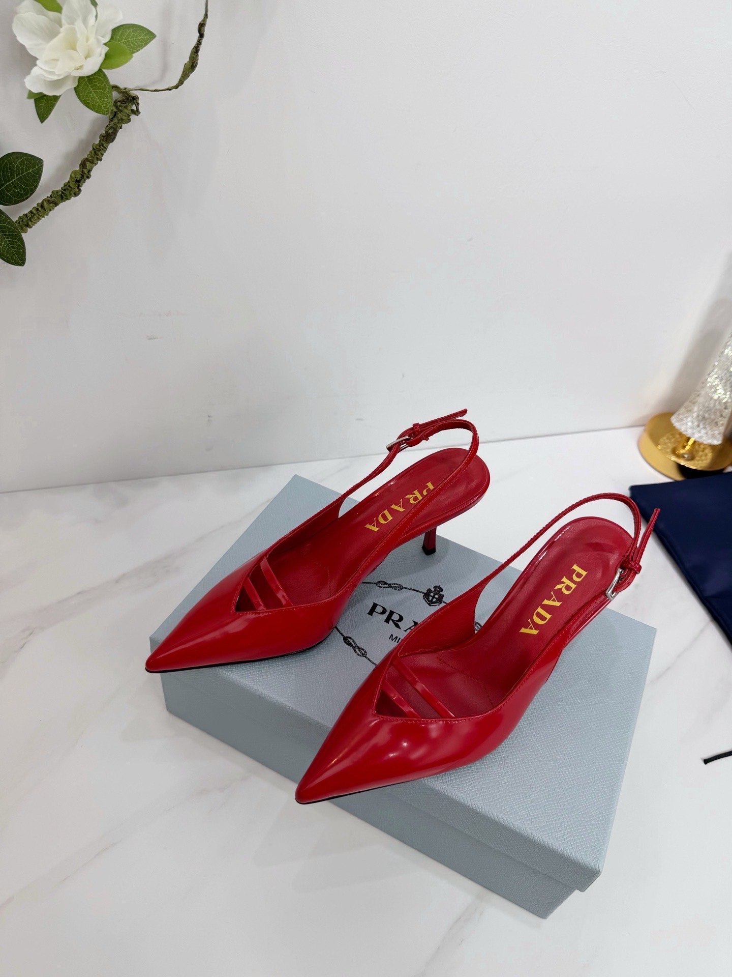 Туфли женские Prada из натуральной кожи красного цвета