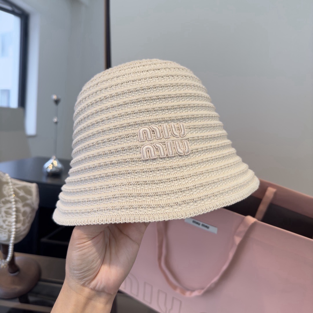 Панама женская в стиле Miu Miu из вязаного текстиля бежевого цвета