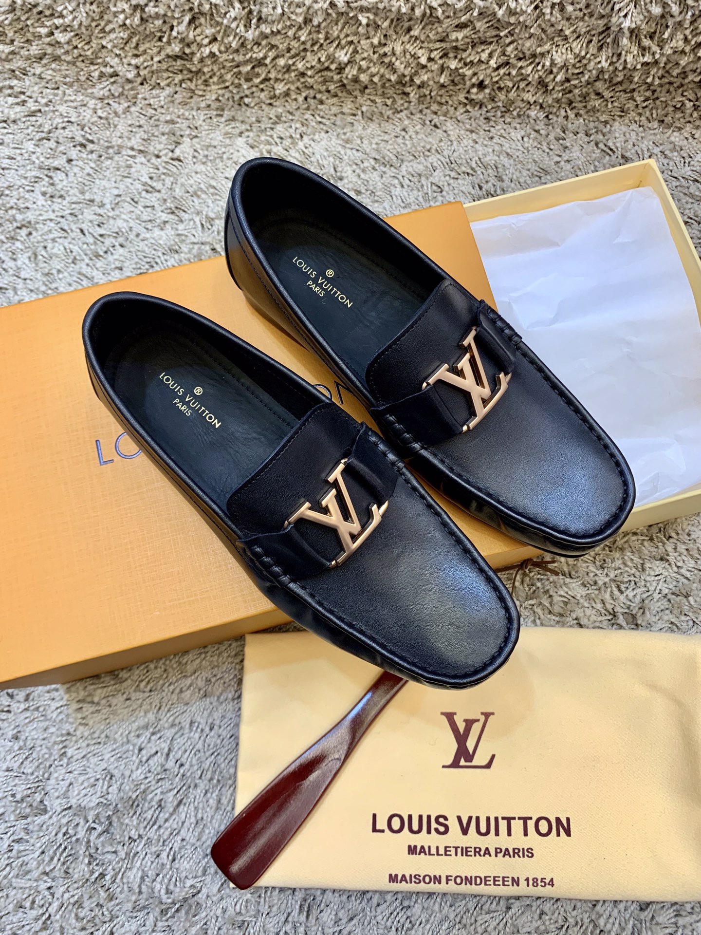 Лоферы мужские в стиле Louis Vuitton из натуральной кожи чёрного цвета с логотипом LV