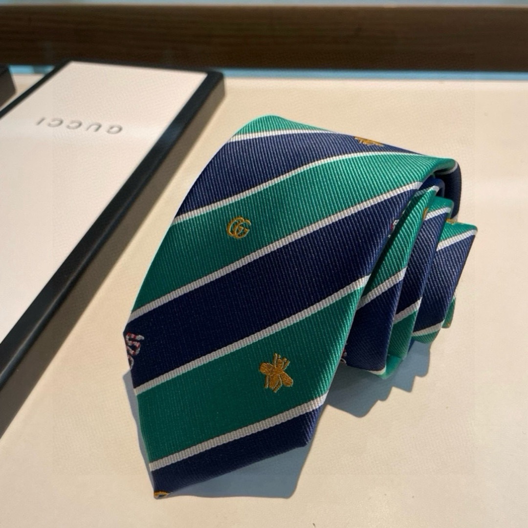 Галстук мужской в стиле Gucci  зелёно-синего цвета с диагональными полосами и вышивкой пчёл
