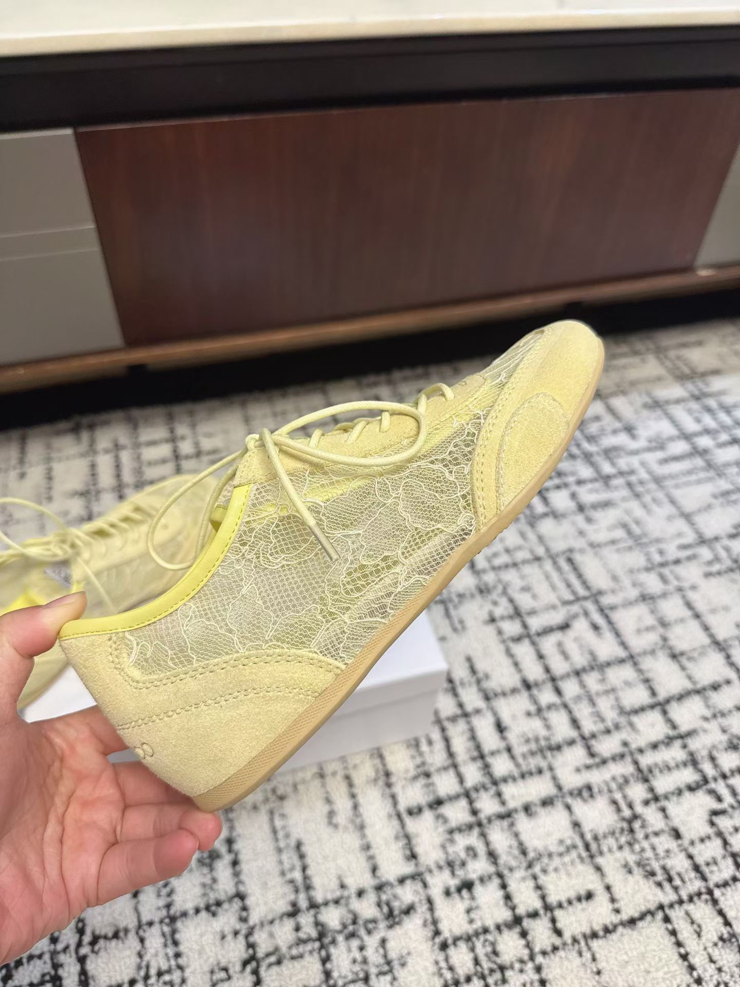 Кроссовки женские в стиле Jimmy Choo жёлтого цвета