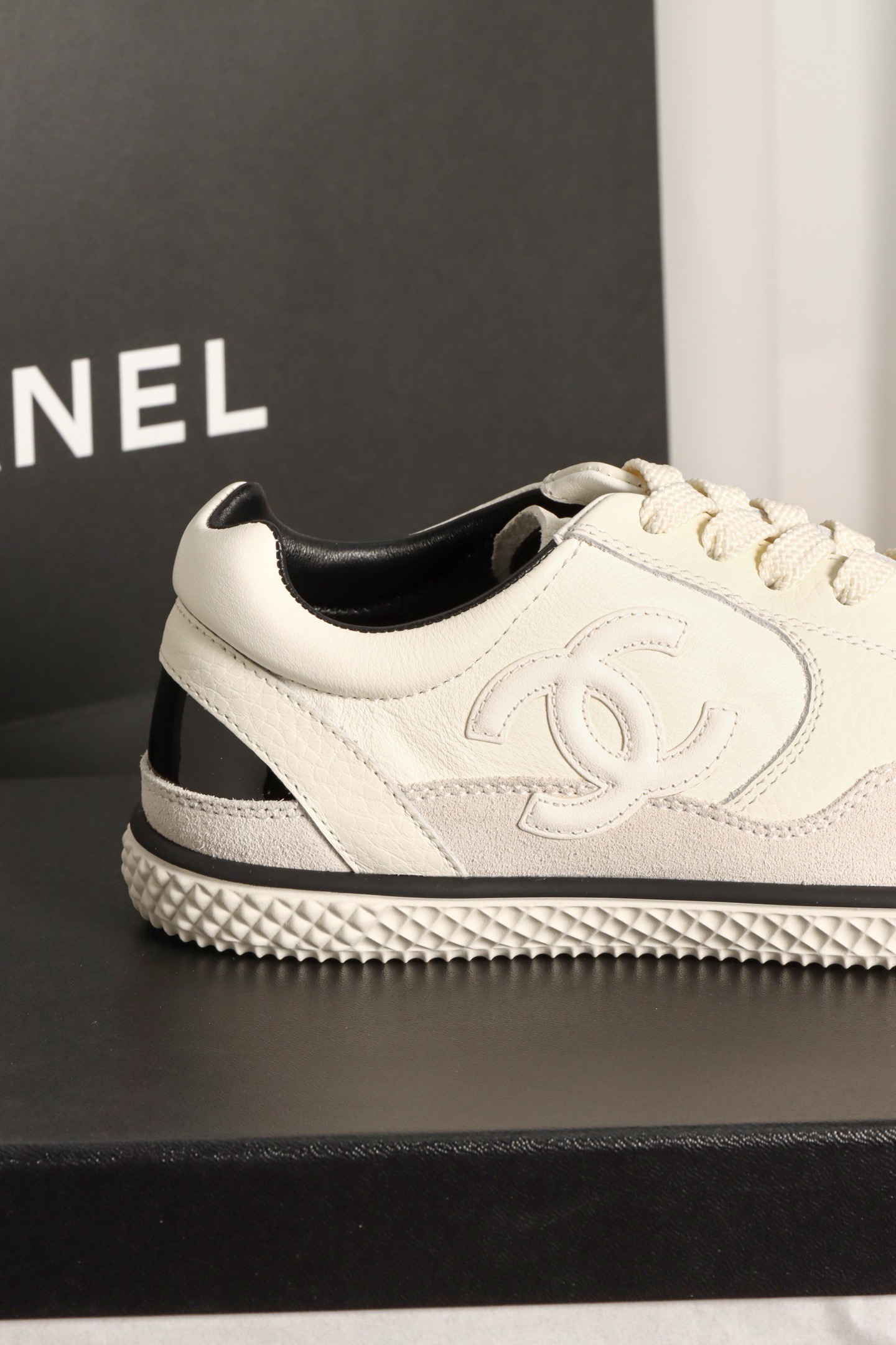 Кеды женские в стиле Chanel белого цвета с черными вставками
