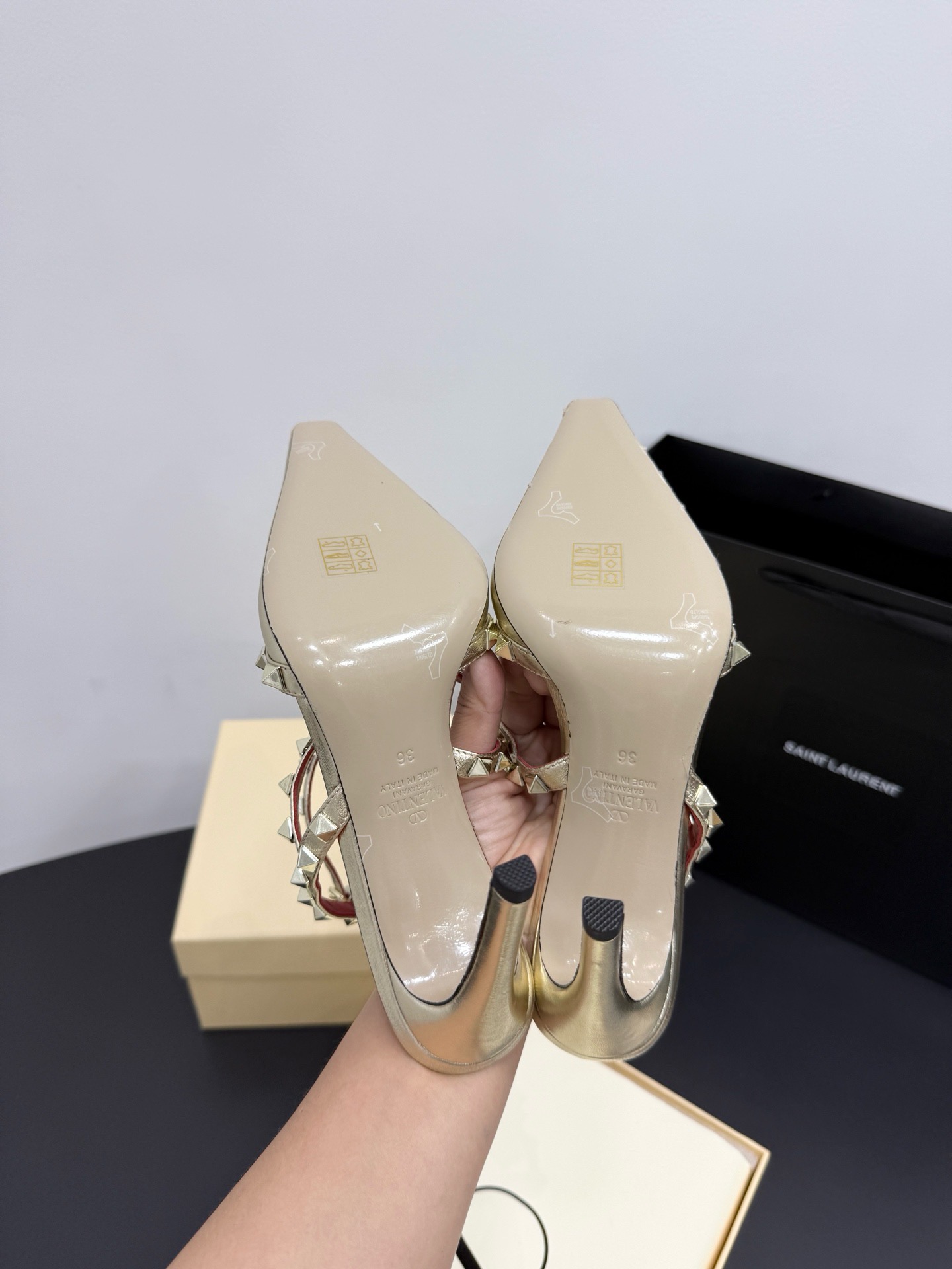 Босоножки женские в стиле Valentino Garavani Rockstud золотистого цвета