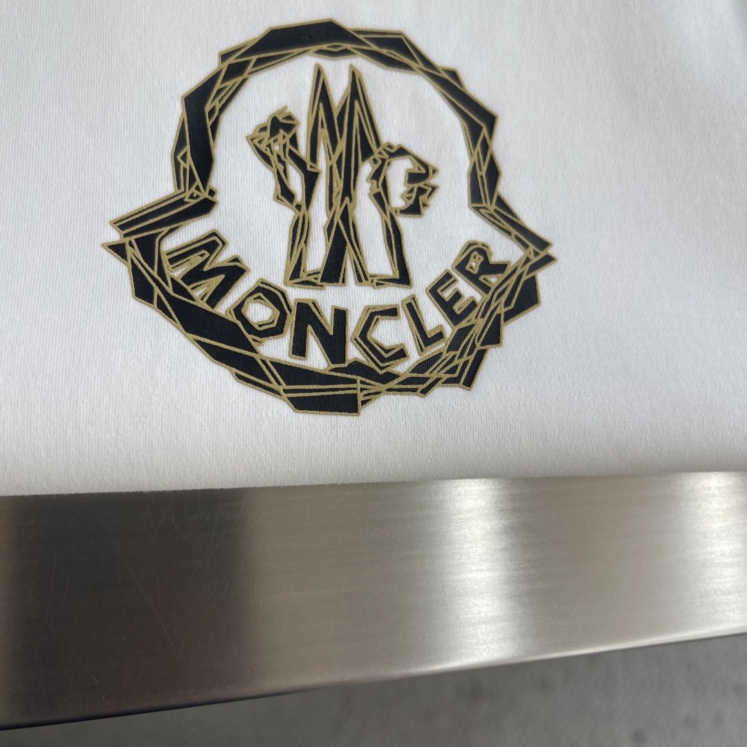 Футболка мужская в стиле Moncler с логотипом белого цвета