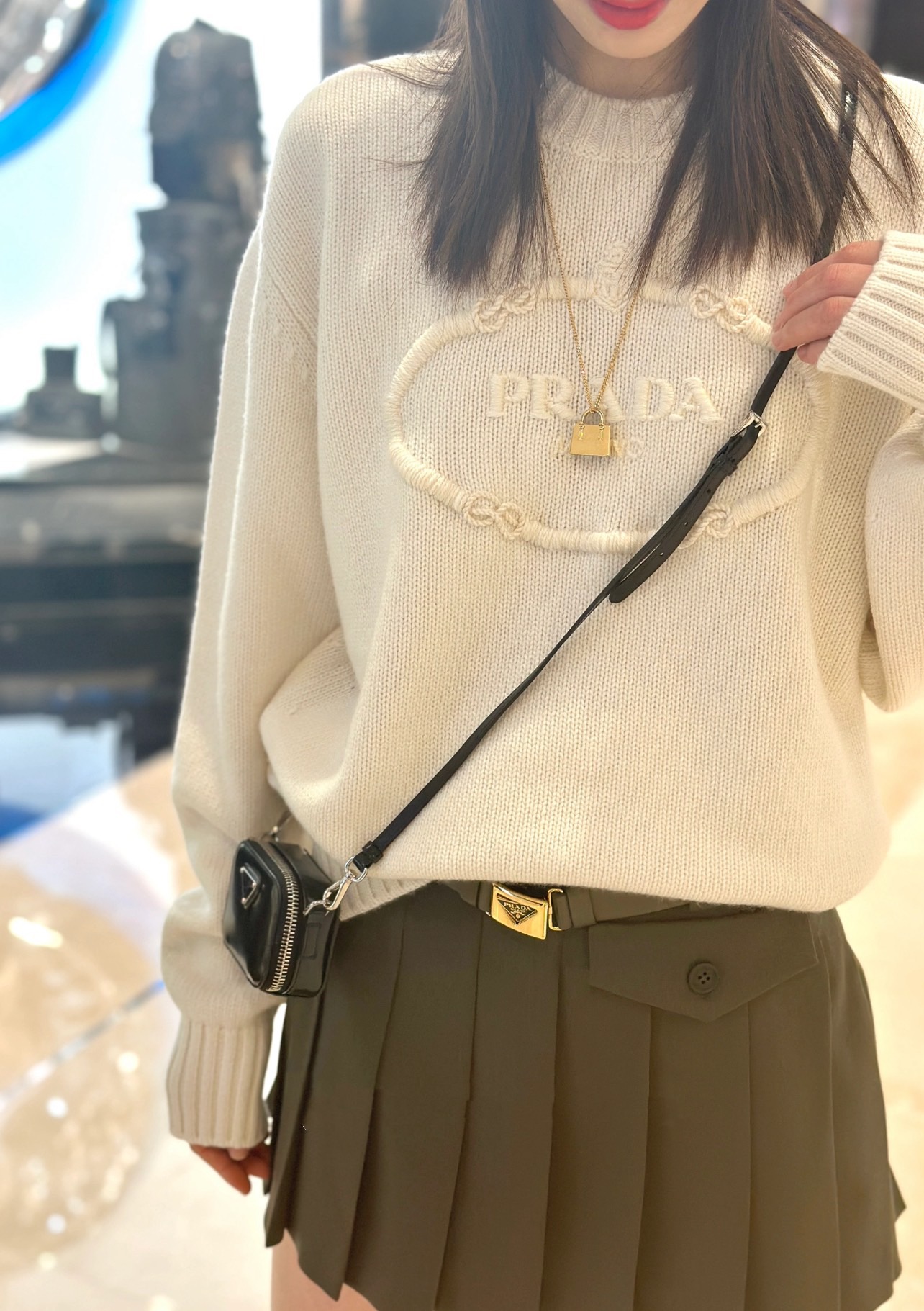 Свитер женский в стиле Prada из шерсти белого цвета с фирменной вышивкой