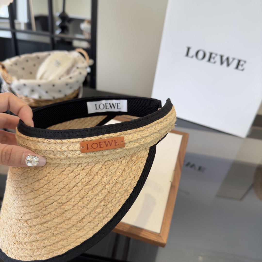 Козырёк женский в стиле Loewe бежевого цвета