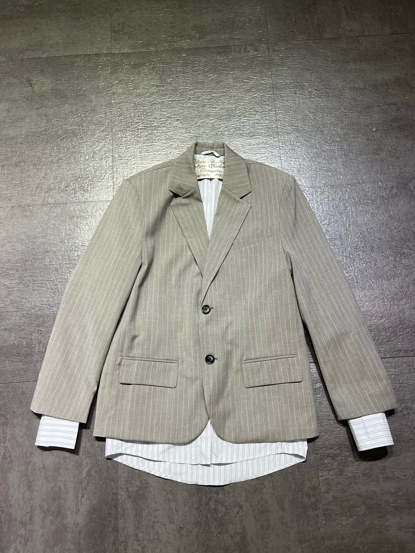 Жакет женский Acne Studios Layered Suit Jacket бежево-серого цвета в тонкую полоску с эффектом многослойности