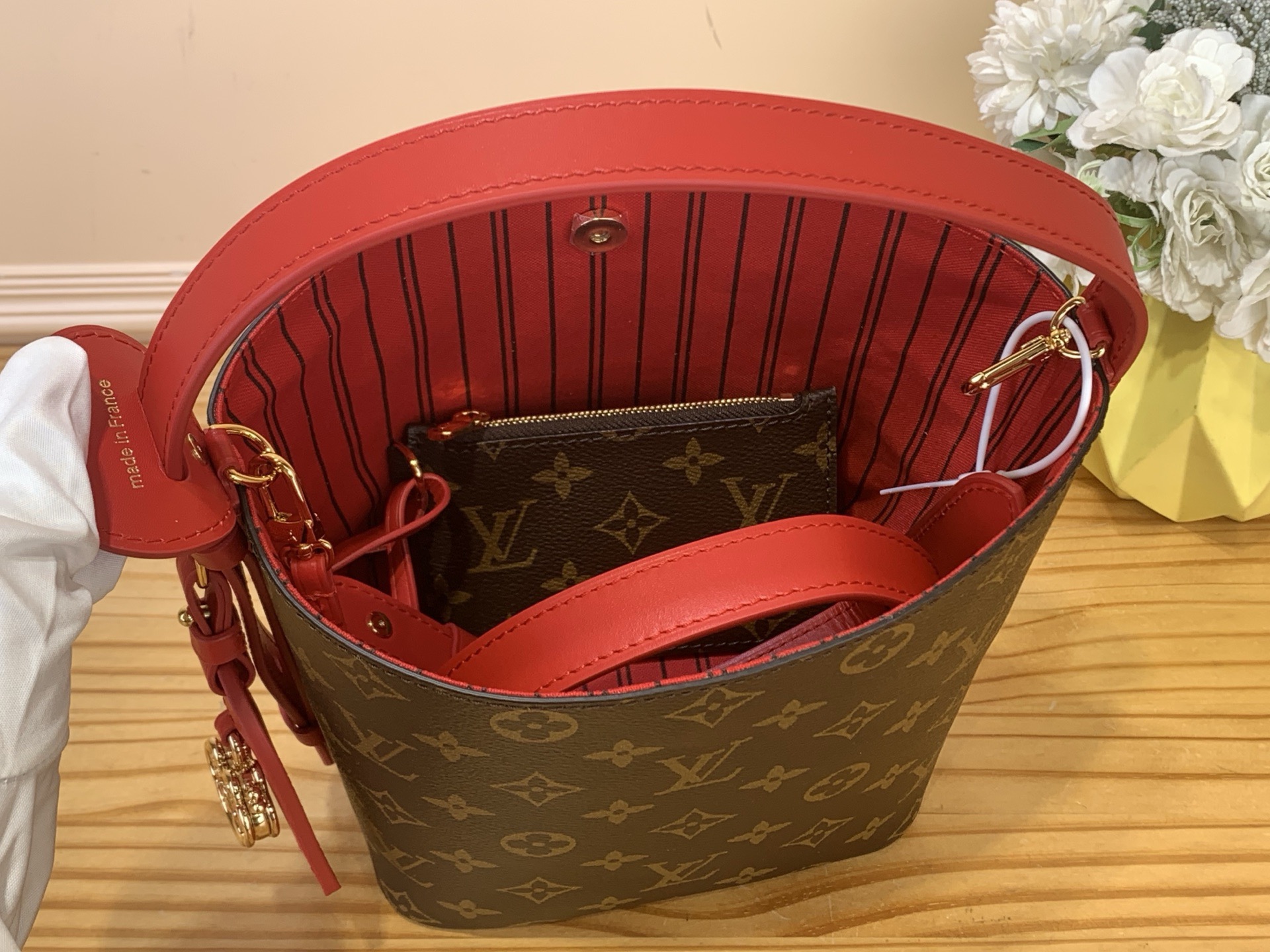 Сумка женская в стиле Louis Vuitton All In BB Monogram с красными акцентами