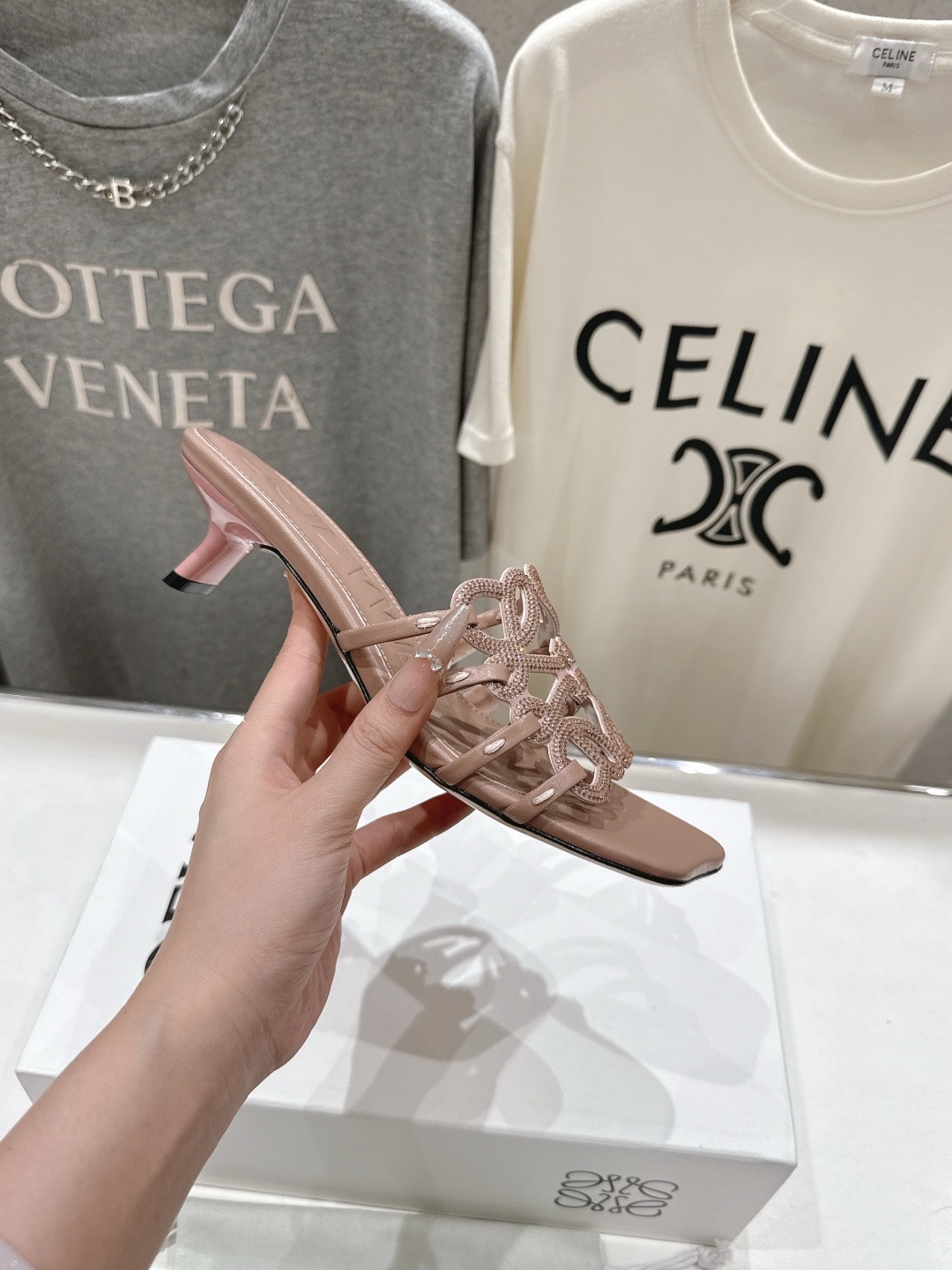 Босоножки женские в стиле LOEWE F036 пудрово-розового цвета с плетёными ремешками