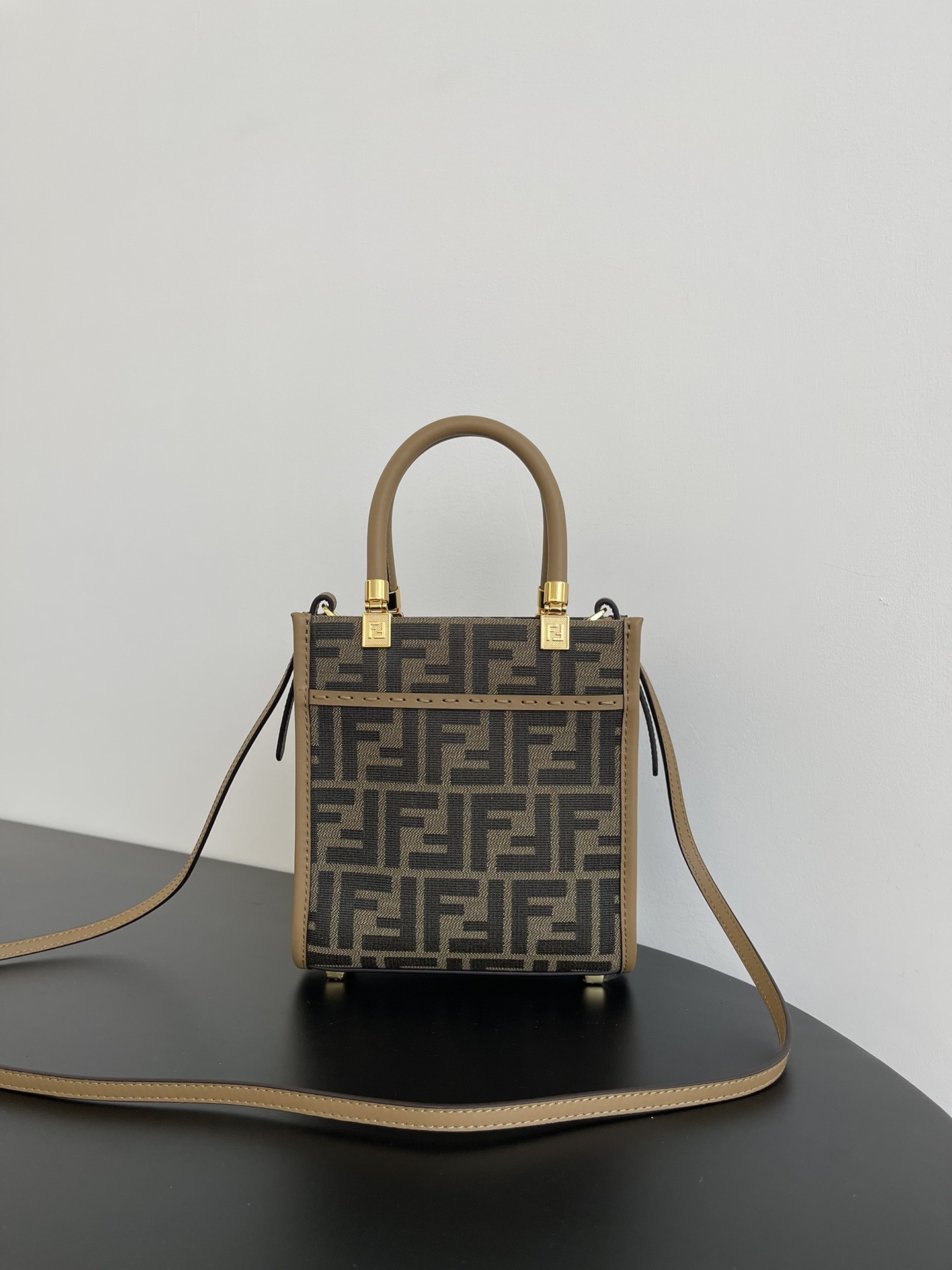 Сумка-тоут женская Fendi Sunshine коричневого цвета