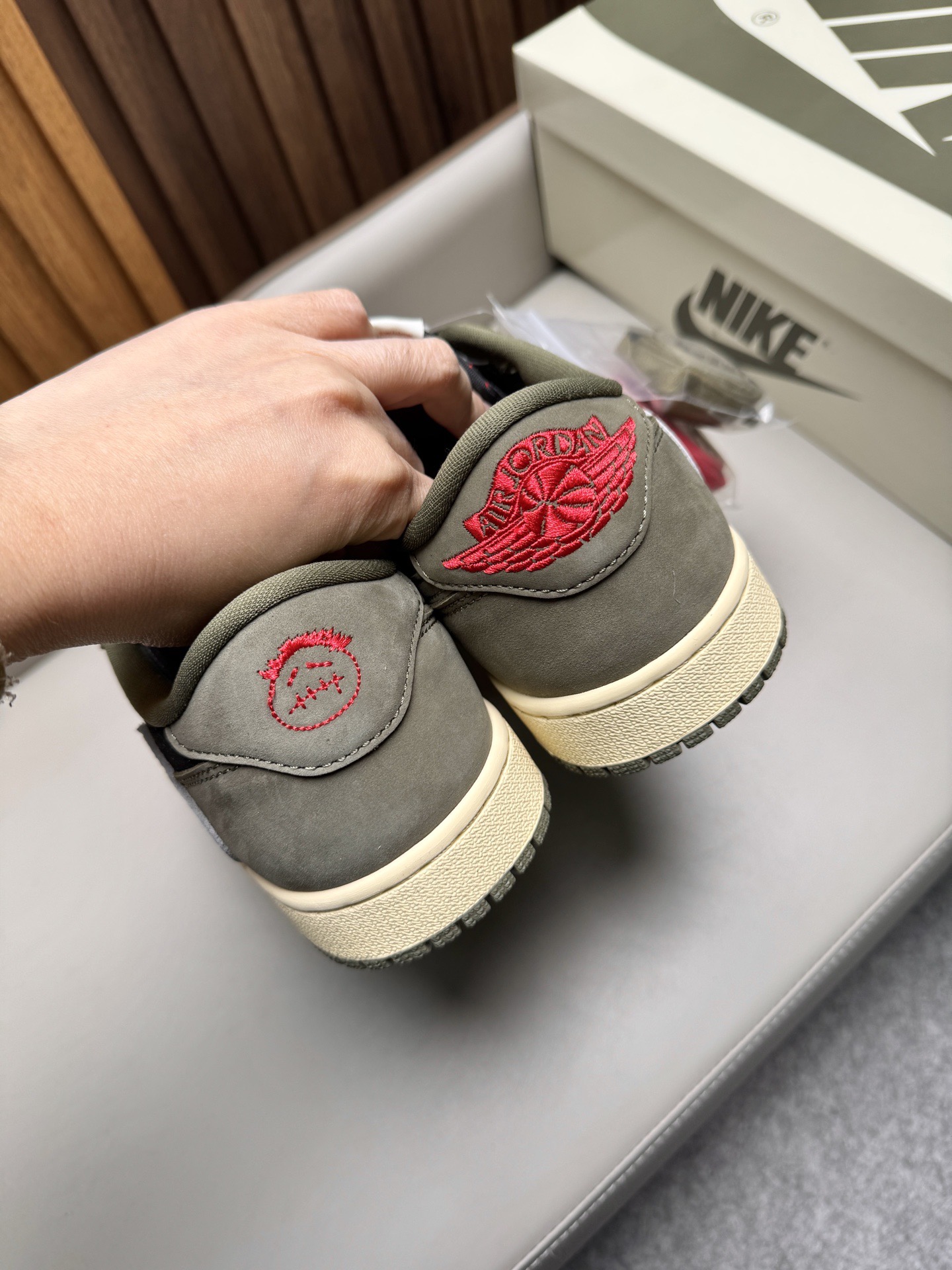 Кроссовки унисекс в стиле Nike Air Jordan 1 Low Travis Scott тёмно-оливкового цвета с чёрными и бежевыми вставками