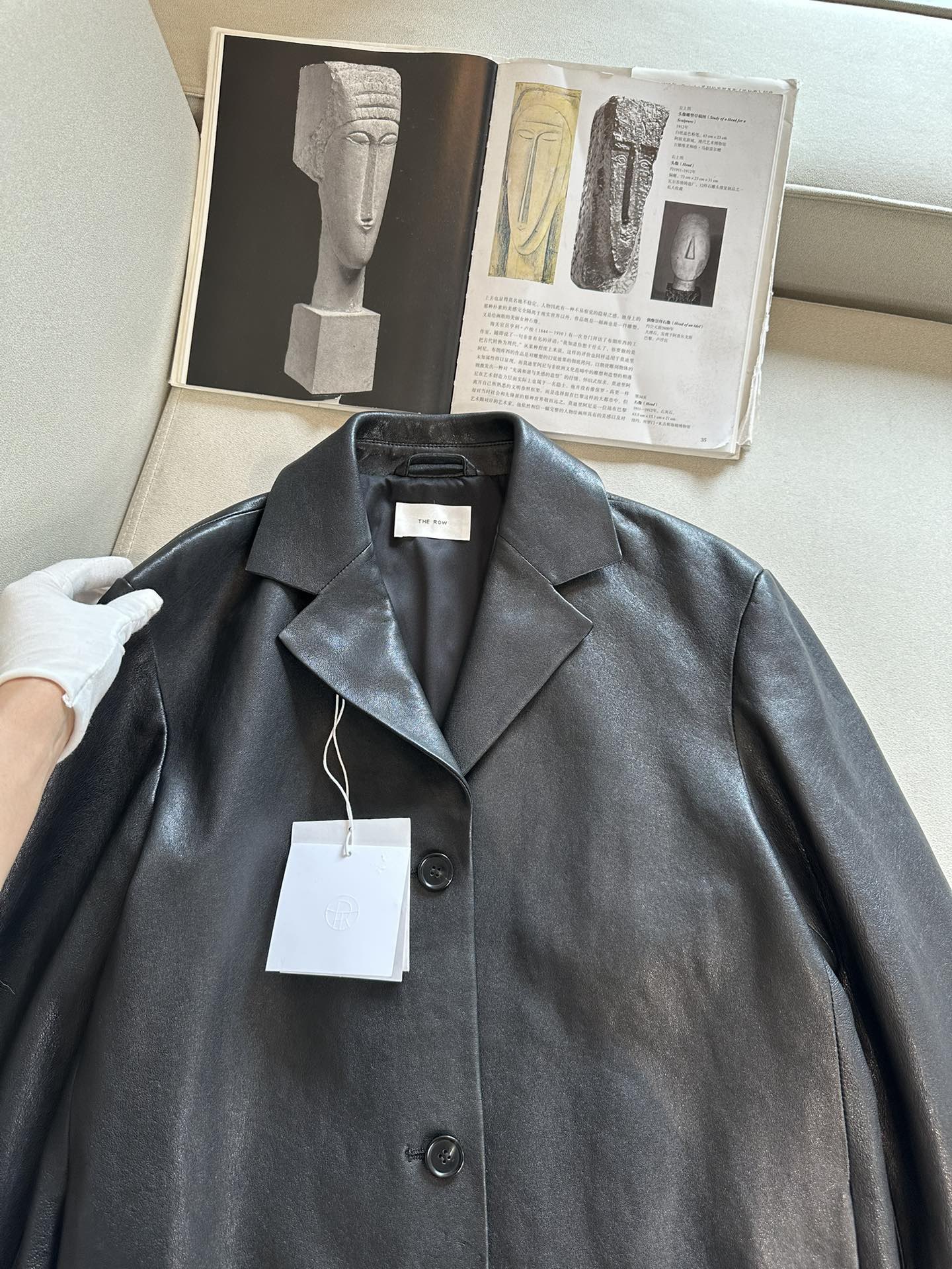 Куртка женская в стиле The Row из натуральной кожи чёрного цвета с минималистичным кроем