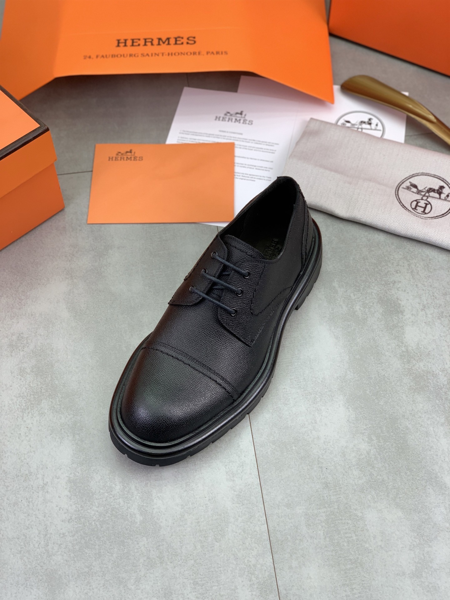 Дерби мужские в стиле Hermes из натуральной зернистой кожи черного цвета