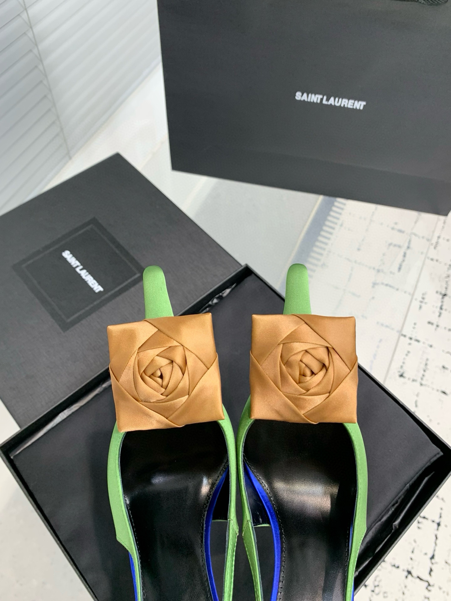 Туфли женские Saint Laurent с цветком slingback салатового цвета с золотистым декором