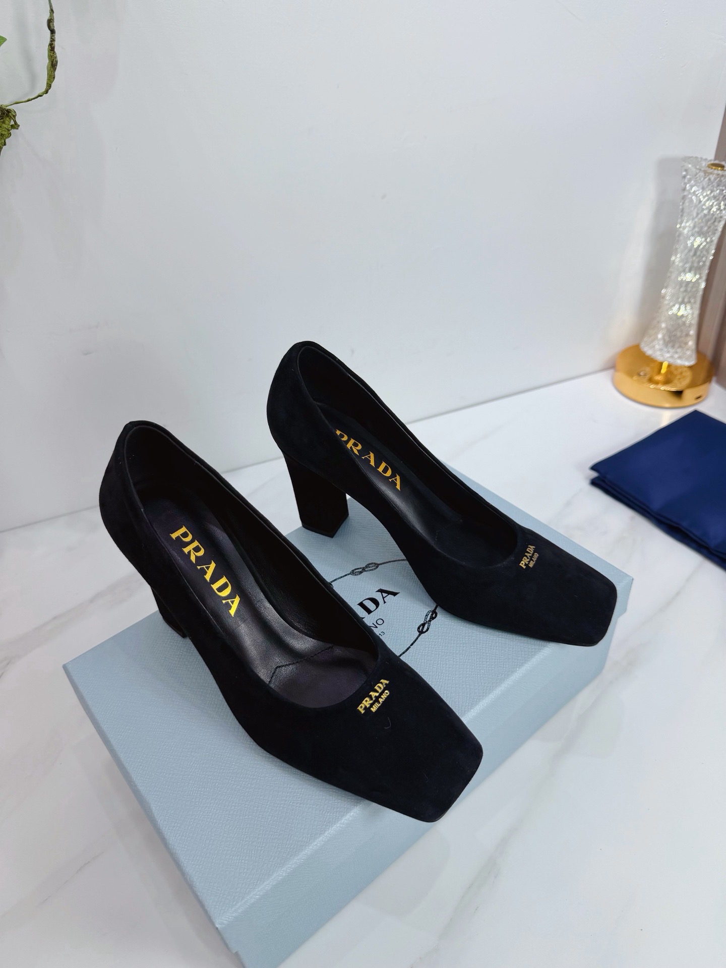 Туфли женские Prada из натуральной замши чёрного цвета