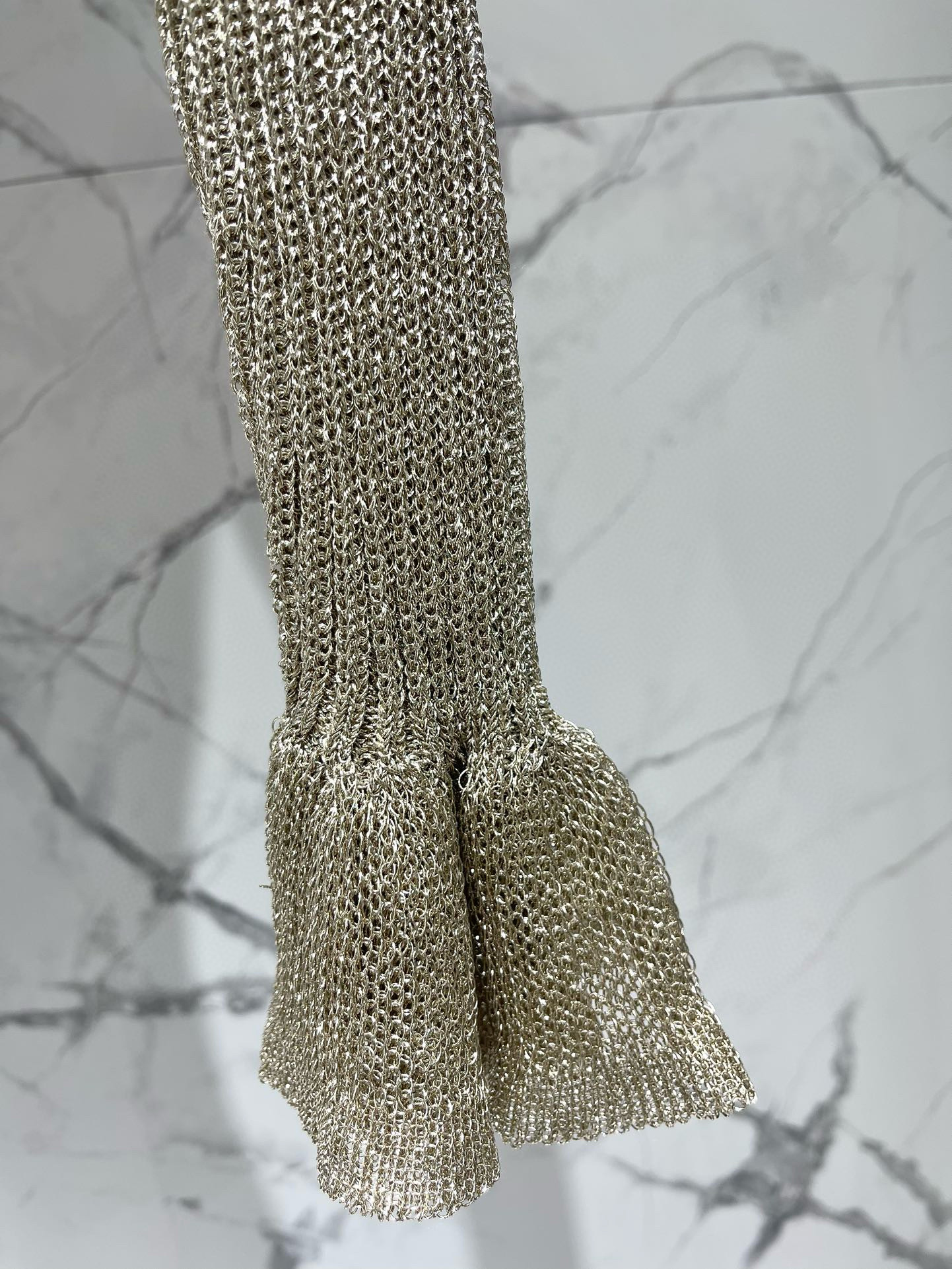 Платье женское трикотажное  в стиле Self-Portrait с воротником-хенли и золотистой отделкой. 