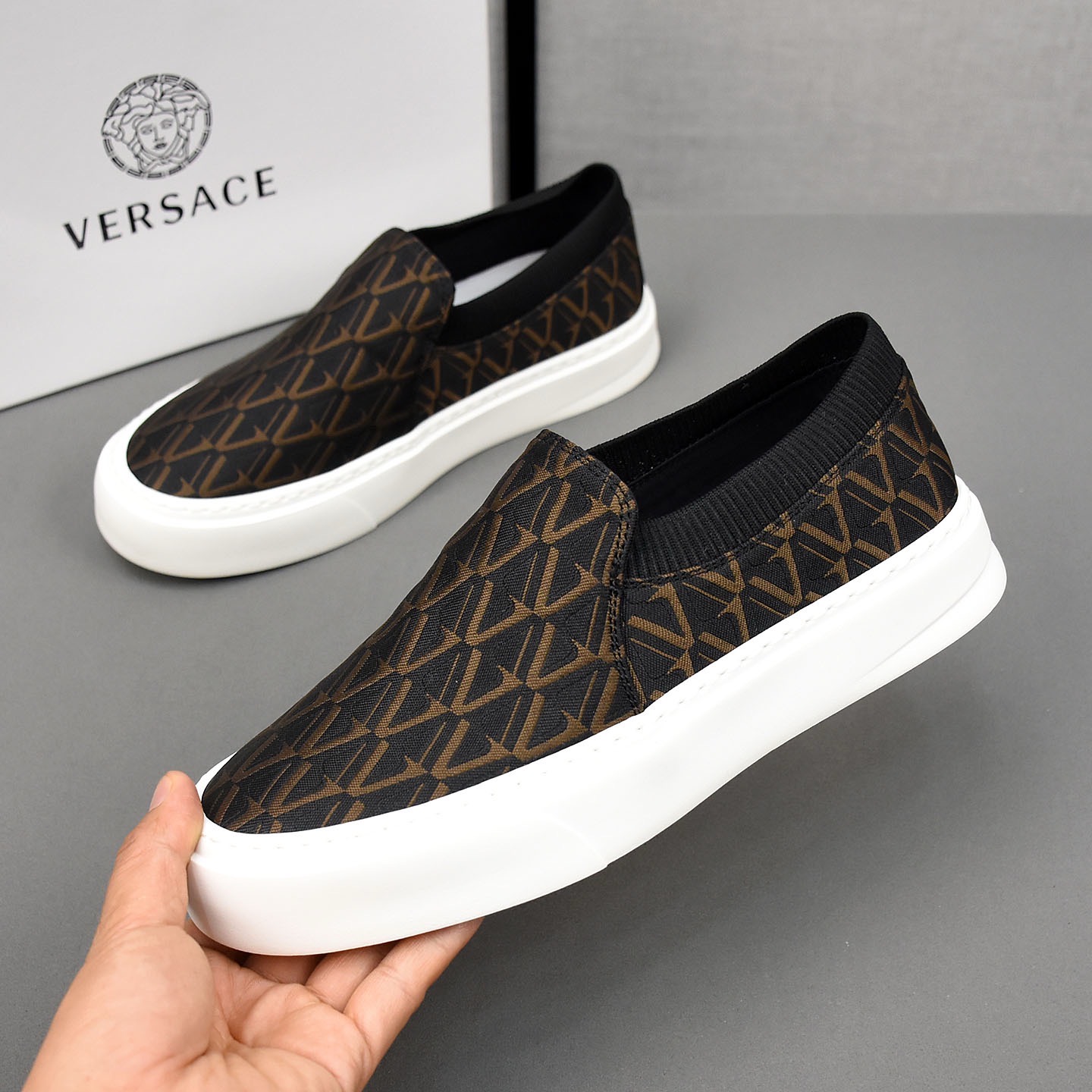 Слипоны мужские в стиле Versace с геометрическим узором чёрного цвета