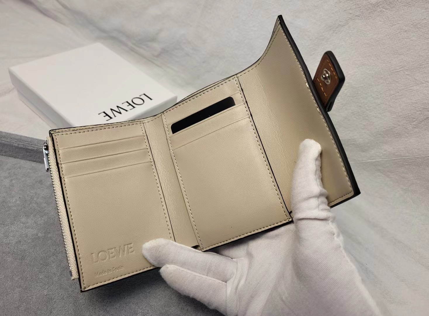 Кошелёк женский в стиле Loewe Anagram L1102 из натуральной кожи зелёного цвета с контрастным ремешком