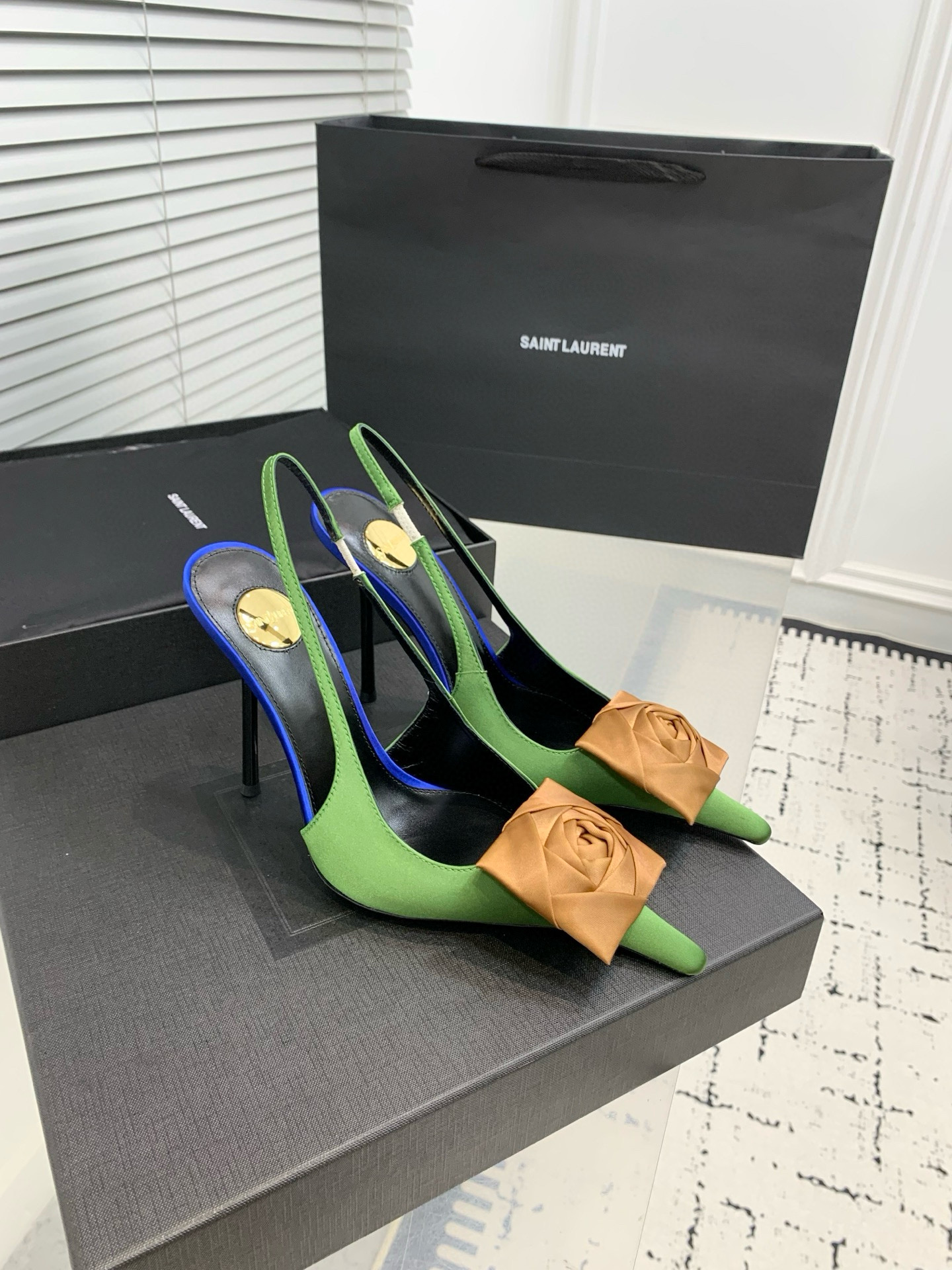 Туфли женские Saint Laurent с цветком slingback салатового цвета с золотистым декором