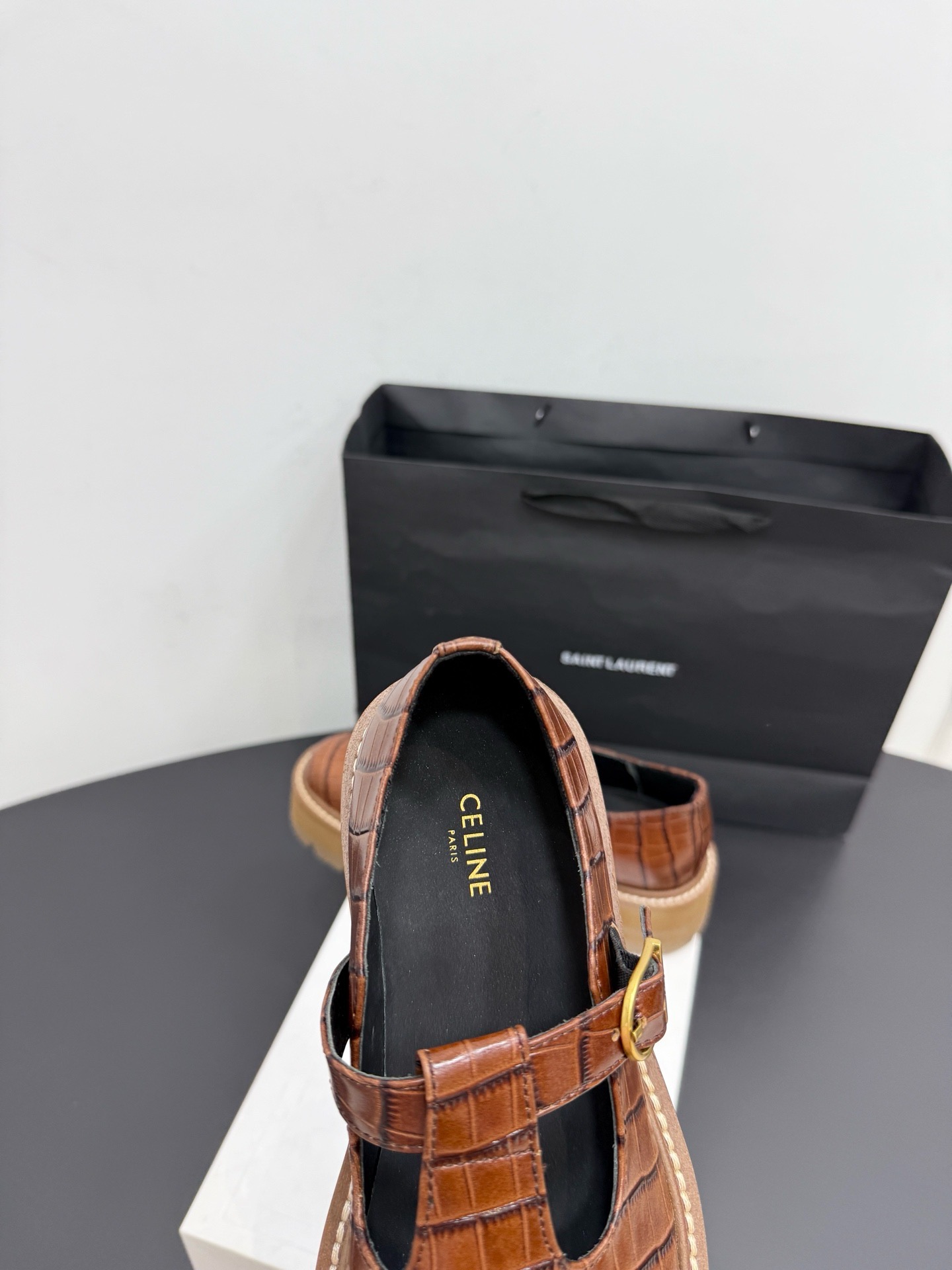 Лоферы женские в стиле Celine с ремешком из натуральной кожи коричневого цвета