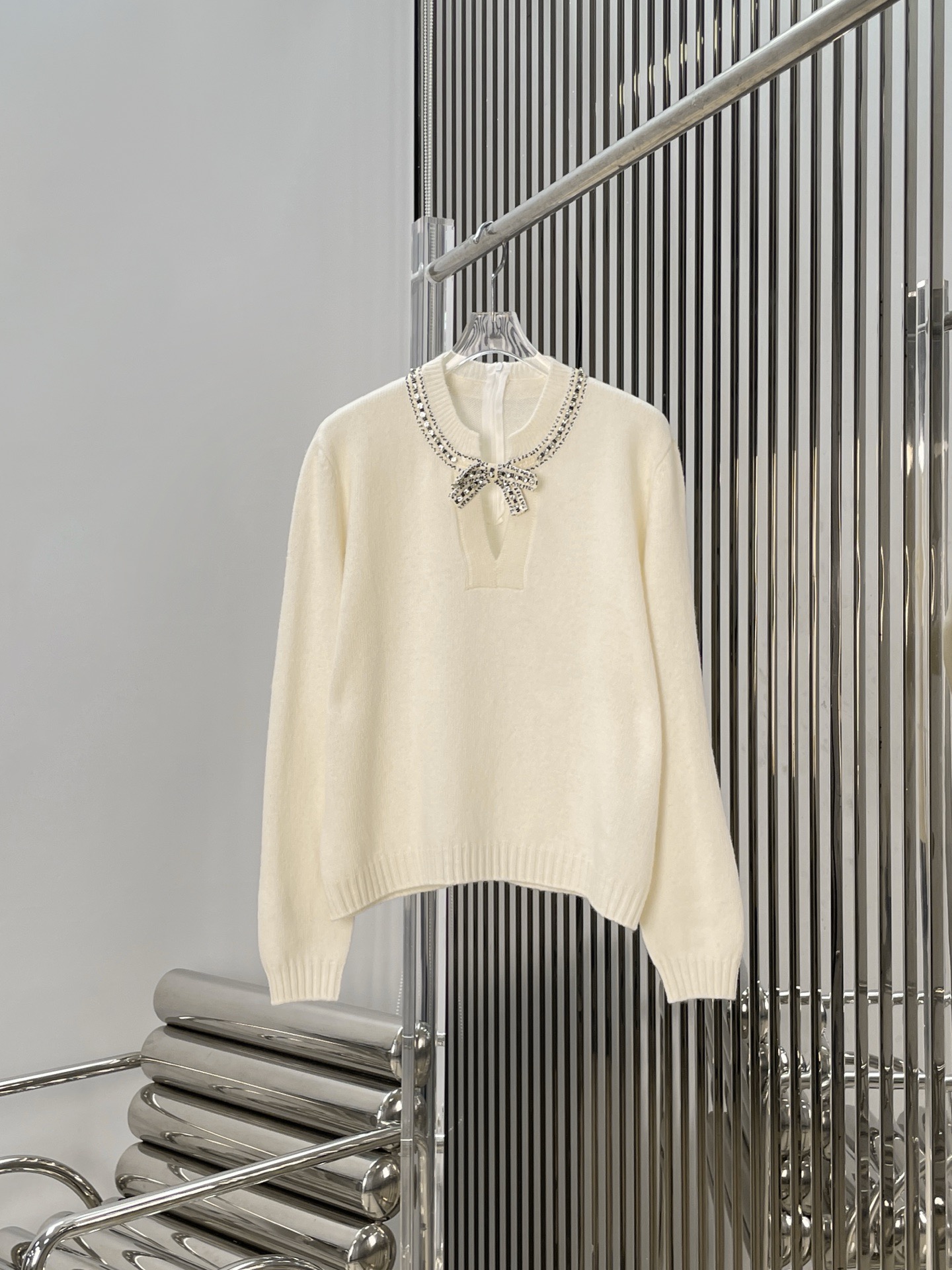 Джемпер женский в стиле Valentino молочного и чёрного цвета с декоративным бантом