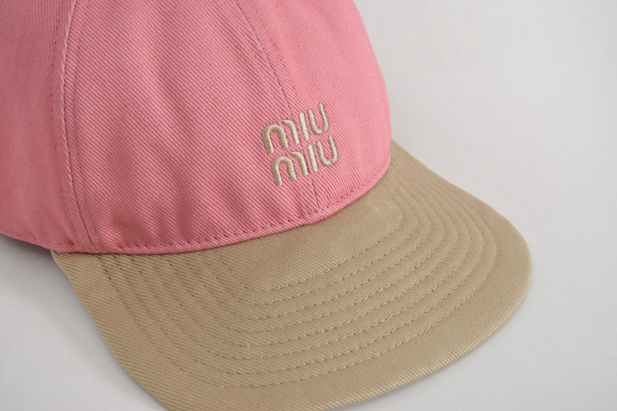 Бейсболка женская Miu Miu Drill Baseball Cap розово-бежевого цвета с вышитым логотипом