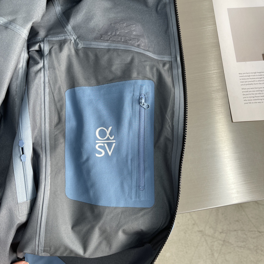 Куртка унисекс в стиле Arc'teryx Alpha SV с капюшоном голубого цвета