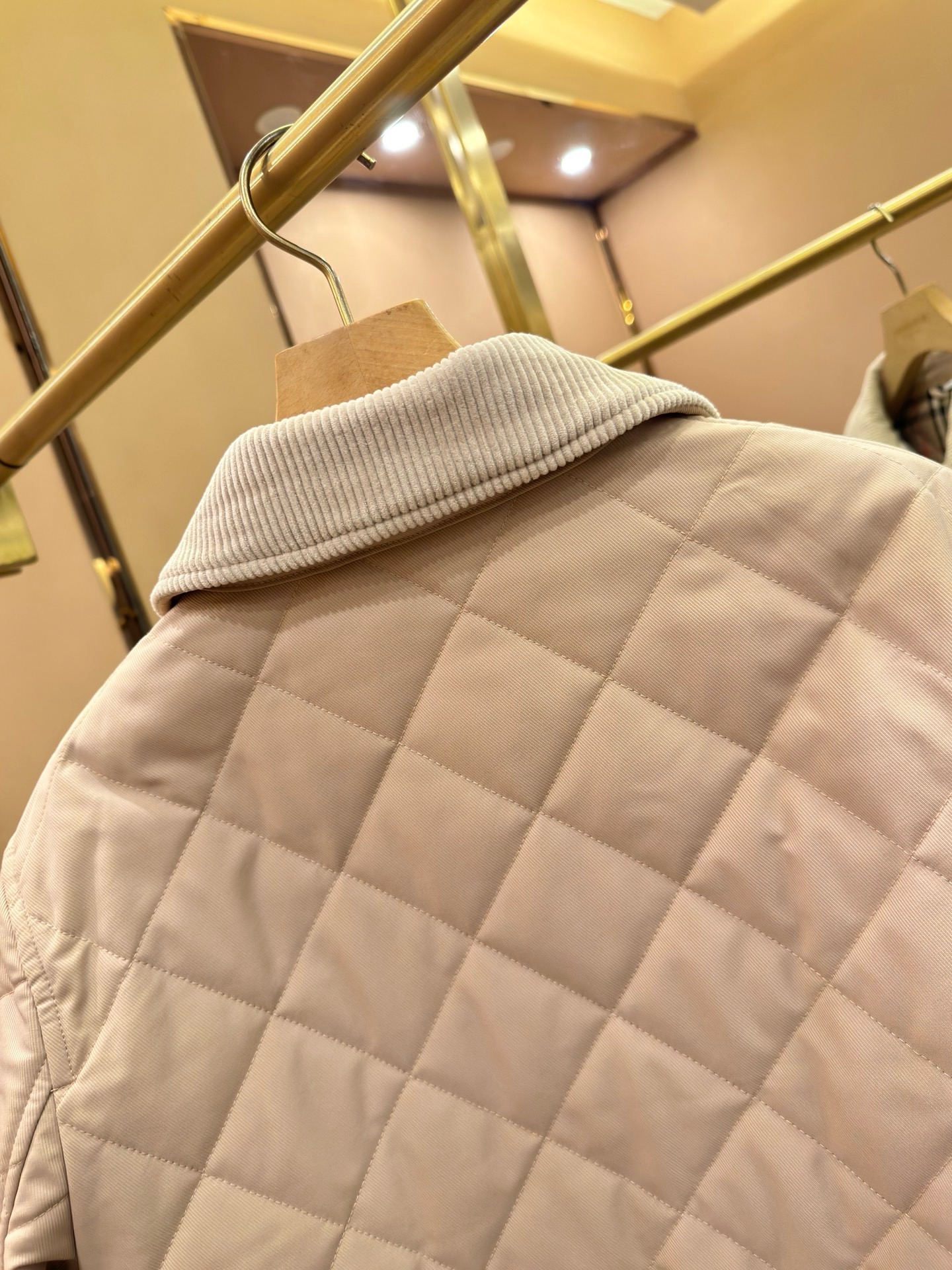 Куртка женская в стиле Burberry укороченная светло-коричневого цвета с вельветовым воротником