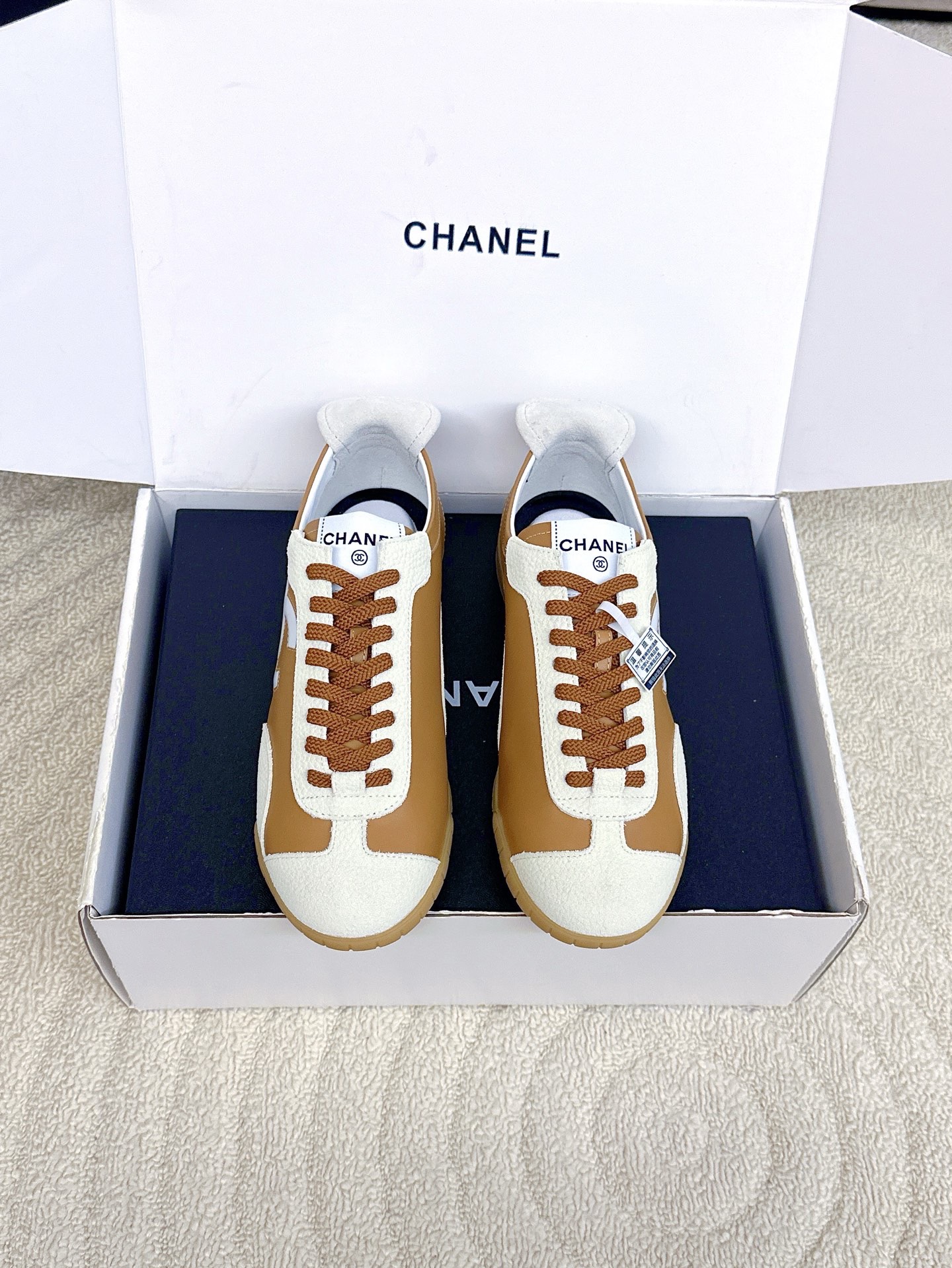 Кроссовки женские в стиле Chanel бежевого цвета с контрастными вставками