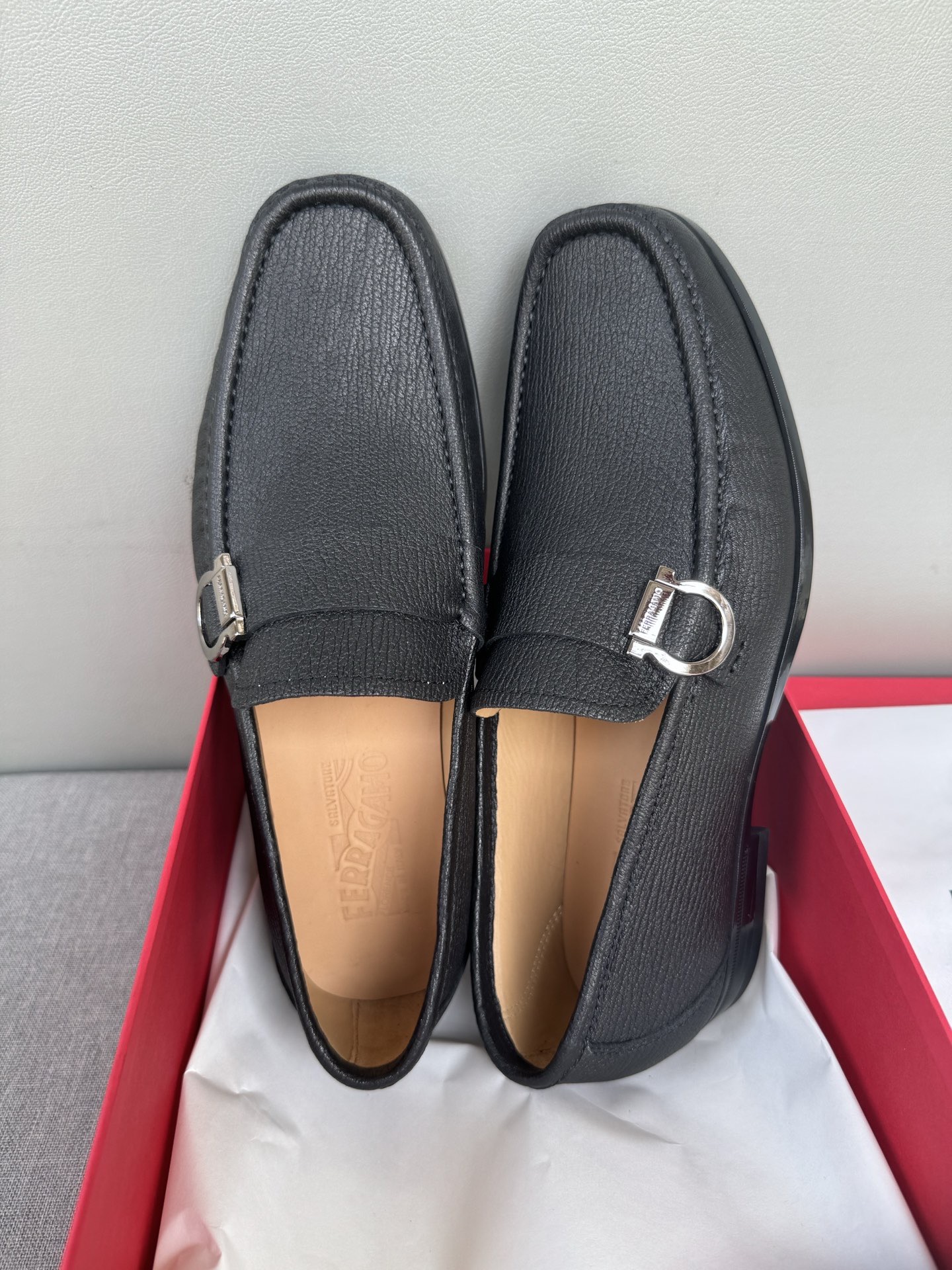Лоферы мужские в стиле Ferragamo Gancini из натуральной кожи черного цвета