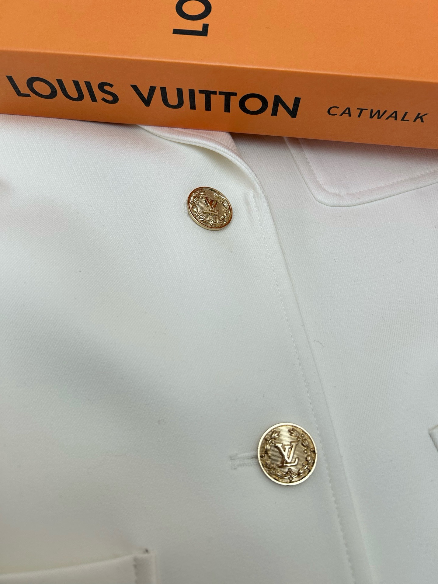 Жакет женский Louis Vuitton белого цвета с цепочным декором и фирменными пуговицами
