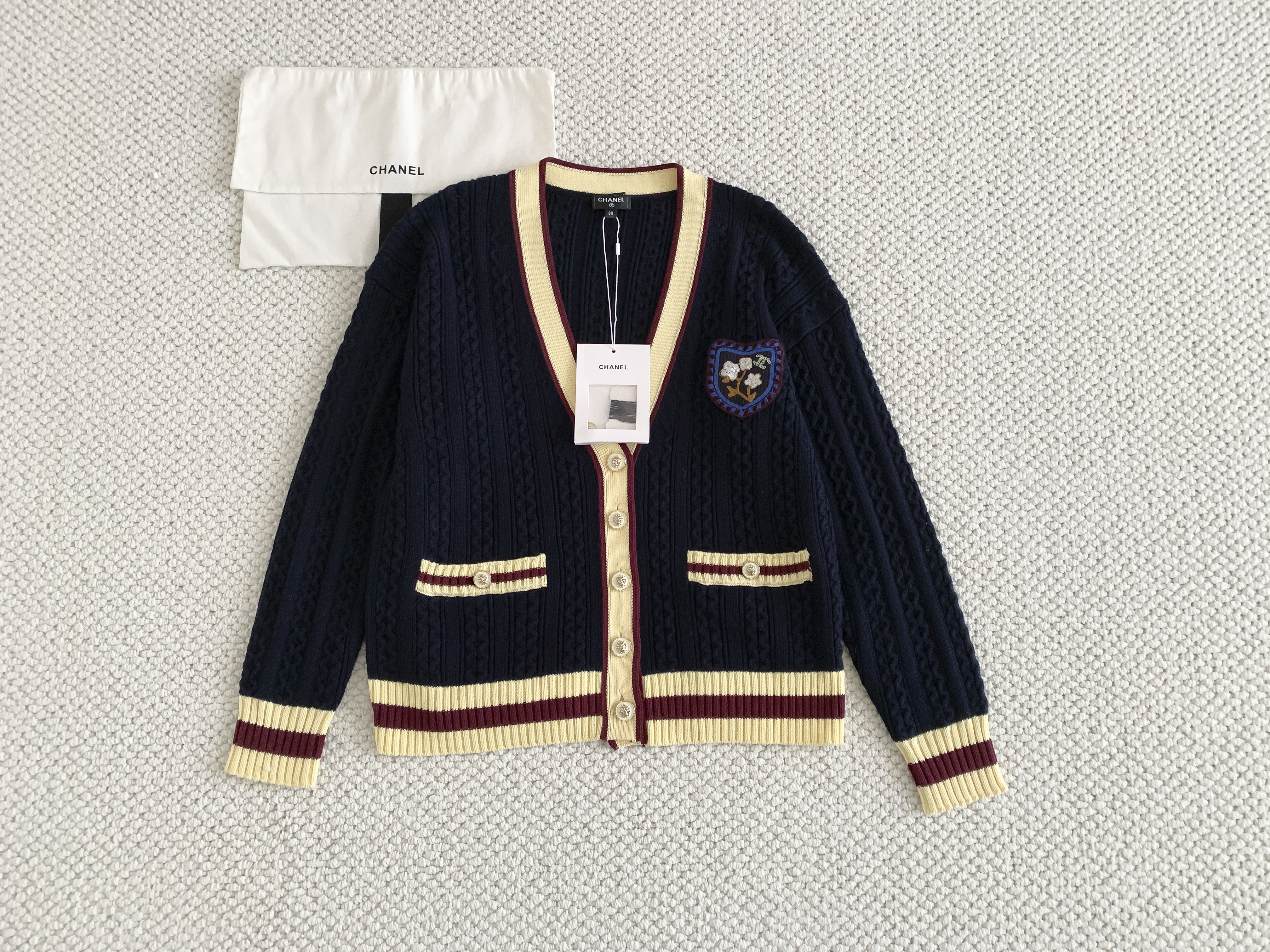 Кардиган женский в стиле Chanel College из шерсти тёмно-синего цвета с контрастной отделкой